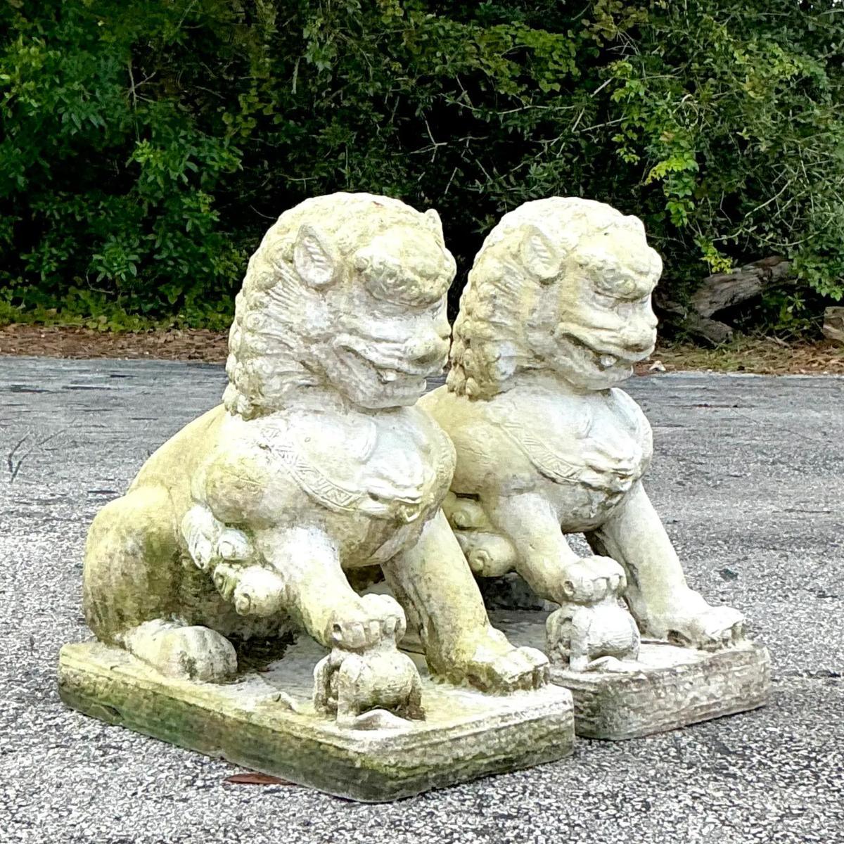 Questi monumentali Foo Dog sono perfetti per fiancheggiare ingressi, cancelli o sentieri del giardino, conferendo un'aria di mistero e grandezza al tuo arredamento. Realizzate in calcestruzzo, sono ideali per l'uso all'aperto, resistenti alle