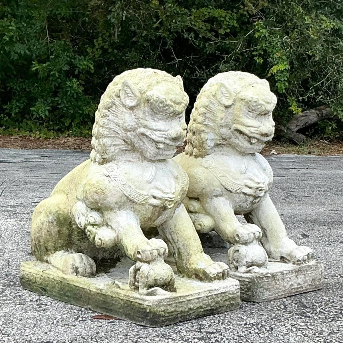 XX secolo Cani Foo monumentali in cemento armato vintage Boho - una coppia in vendita