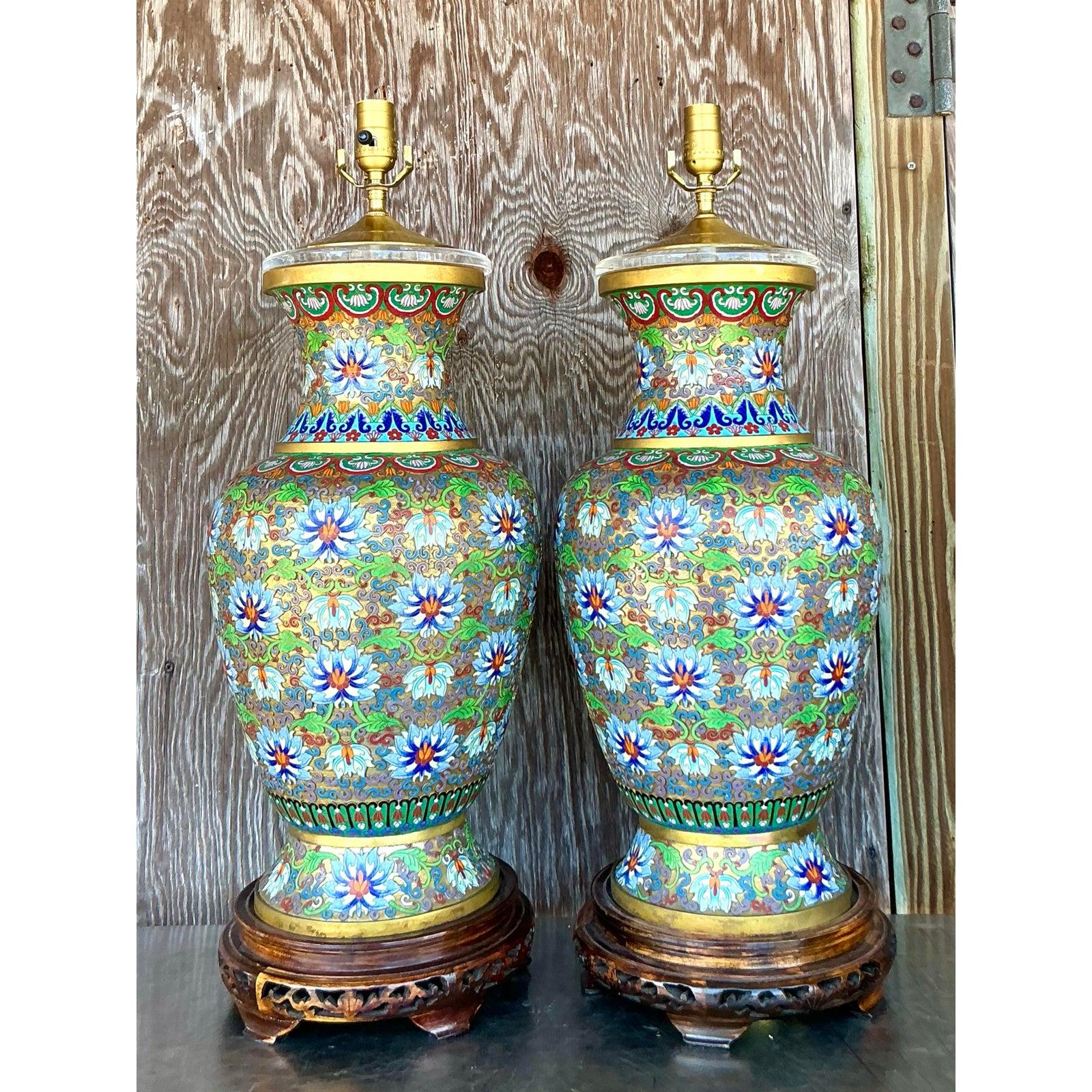 Aggiungi un tocco di eleganza senza tempo al tuo spazio con questa squisita coppia di lampade monumentali vintage in cloisonné. Realizzate con un'intricata lavorazione a smalto su un corpo in ottone, queste lampade mostrano un elaborato motivo