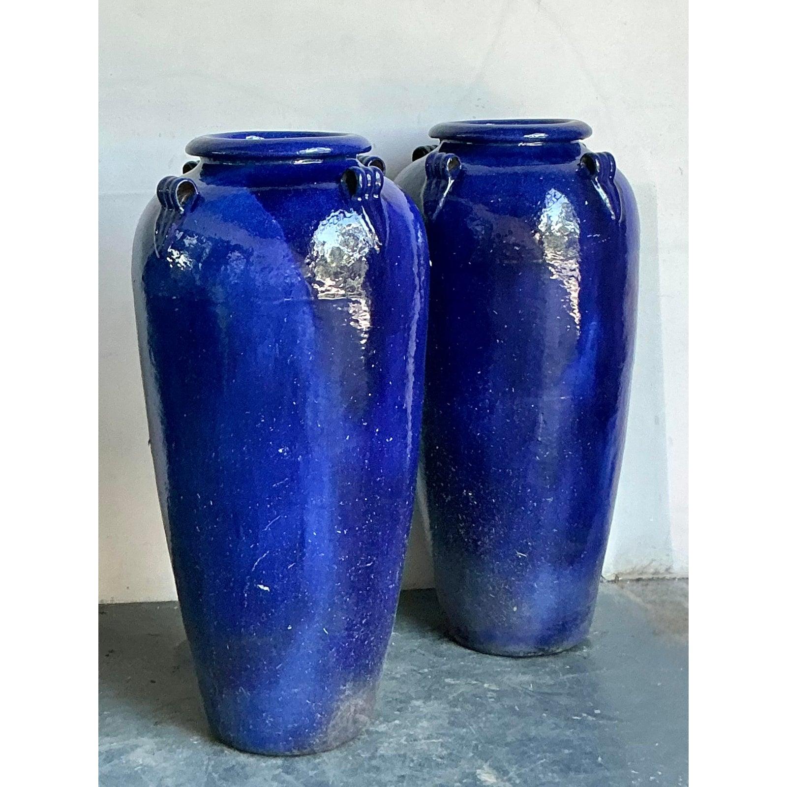 Américain Vintage Boho Monumental Urnes en céramique émaillée cobalt - Une paire en vente