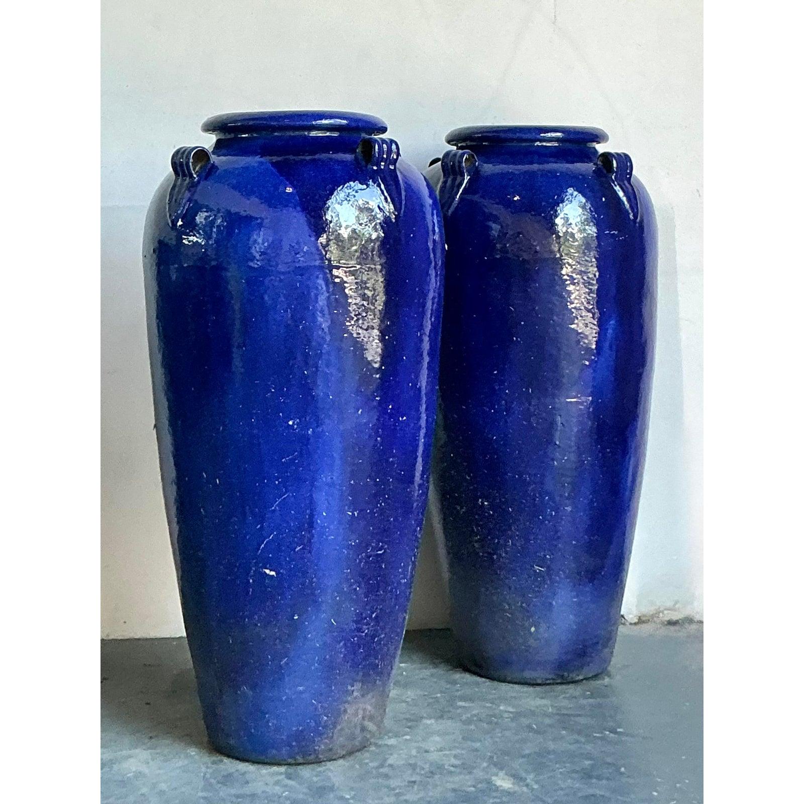 20ième siècle Vintage Boho Monumental Urnes en céramique émaillée cobalt - Une paire en vente