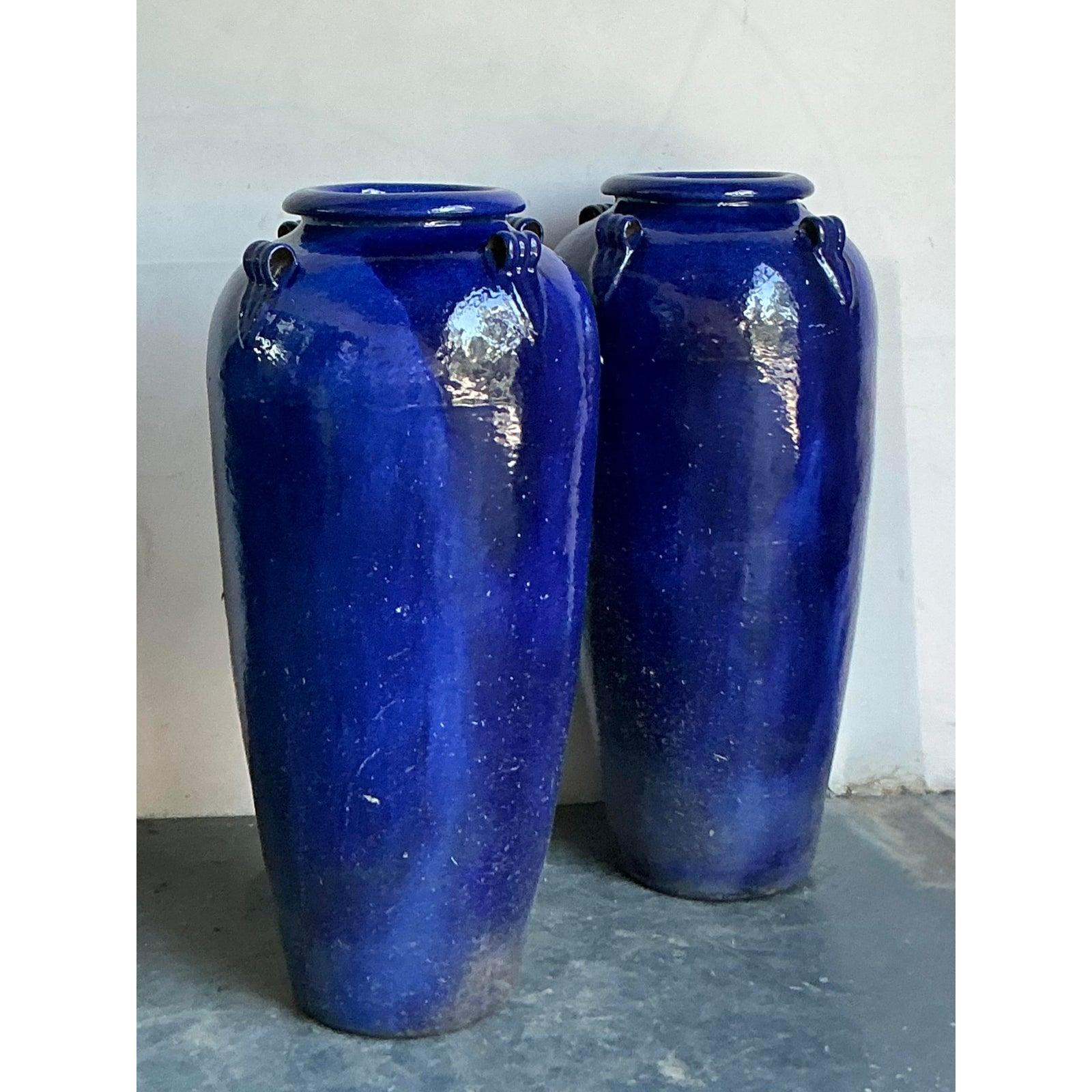 Céramique Vintage Boho Monumental Urnes en céramique émaillée cobalt - Une paire en vente