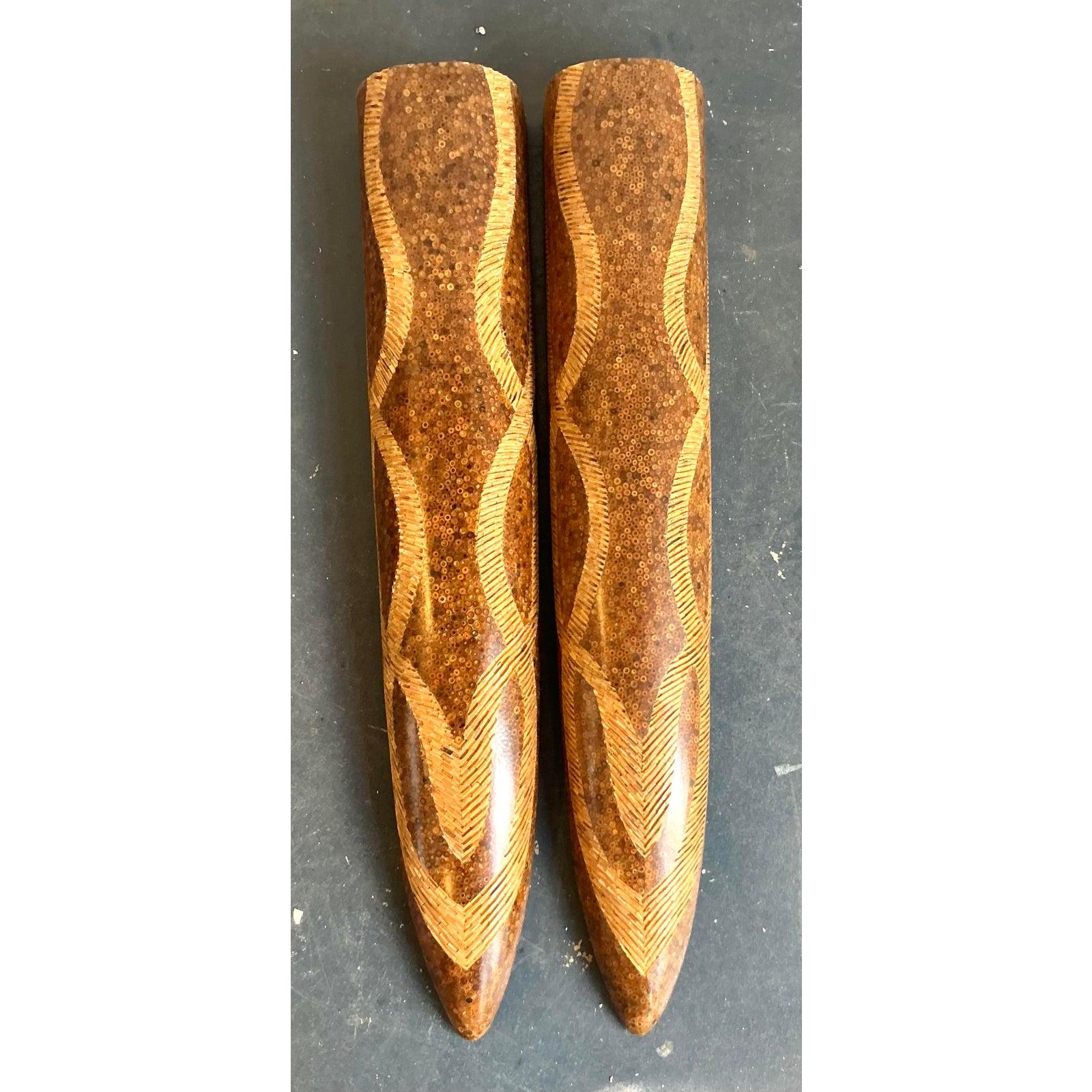 Créez un moment de design à couper le souffle avec cette paire monumentale d'appliques murales artisanales vintage. Chaque applique est une œuvre d'art magistrale, méticuleusement fabriquée à la main à partir de milliers de minuscules morceaux de