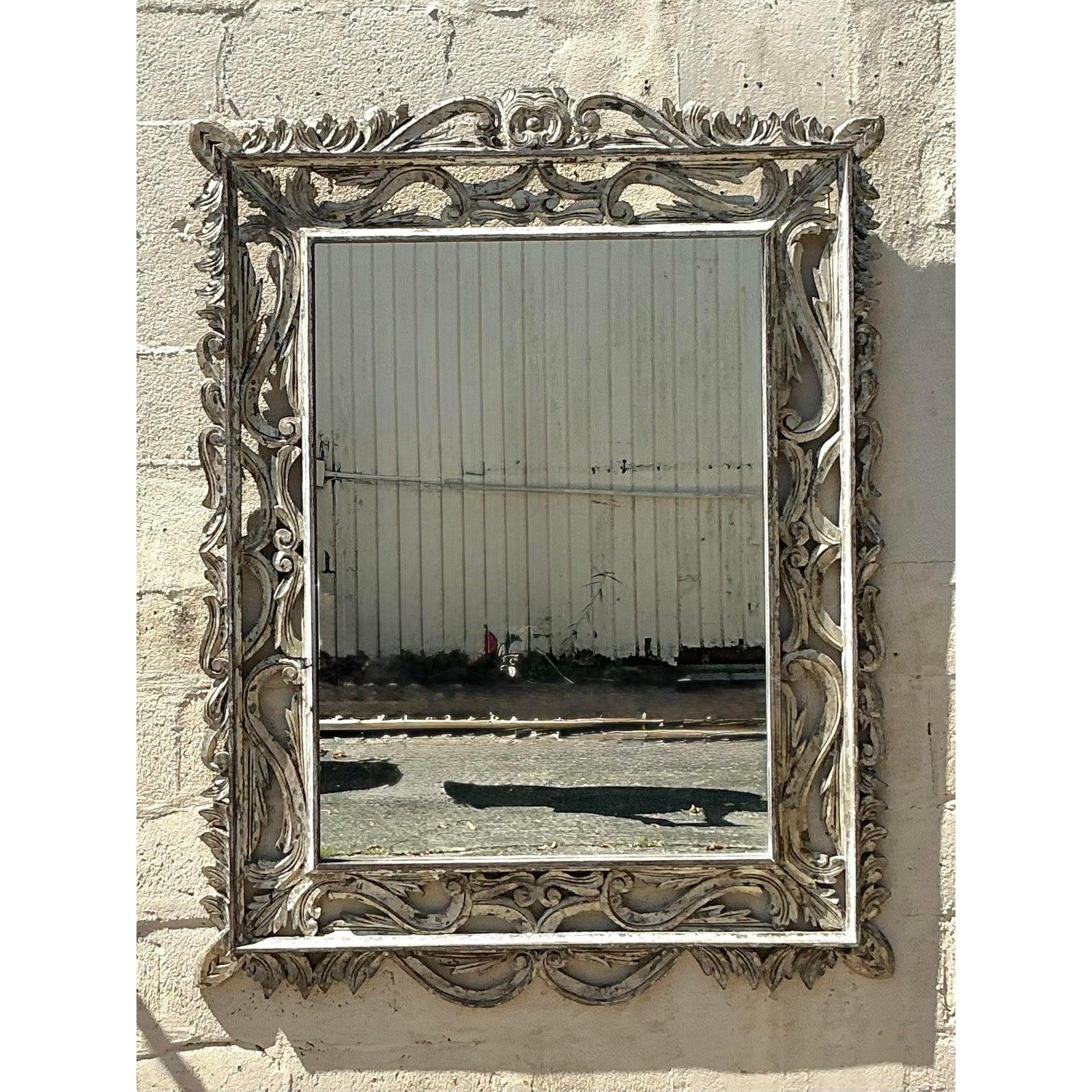 Faites une déclaration audacieuse et rustique avec ce miroir vintage boho monumental en bois vieilli. Fabriqué de manière experte avec un cadre en bois substantiel et fini dans une patine magnifiquement altérée, ce miroir de grande échelle capture