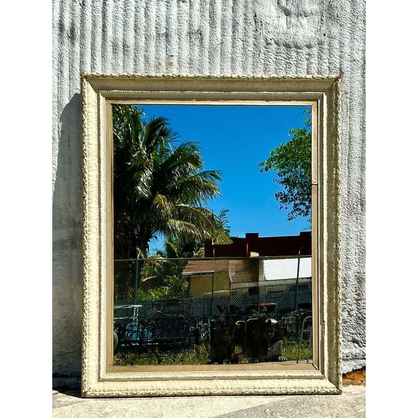 Faites une grande déclaration avec ce superbe miroir de sol monumental vintage, parfait pour ajouter de la profondeur et de l'élégance à n'importe quel espace. Doté d'un cadre blanc cassé magnifiquement texturé avec une finition subtilement
