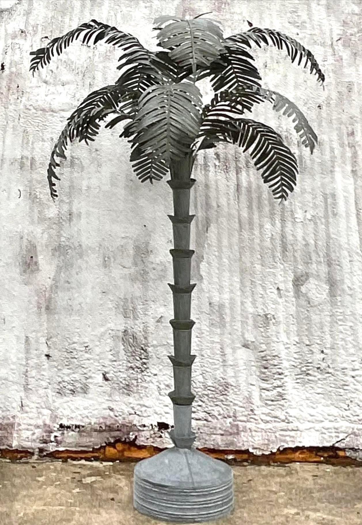 Eleva il tuo arredamento con la palma monumentale Vintage Boho in acciaio zincato. Questa imponente creazione americana unisce lo stile bohémien alla resistenza industriale, grazie a un'imponente struttura in acciaio che dona un tocco di eleganza