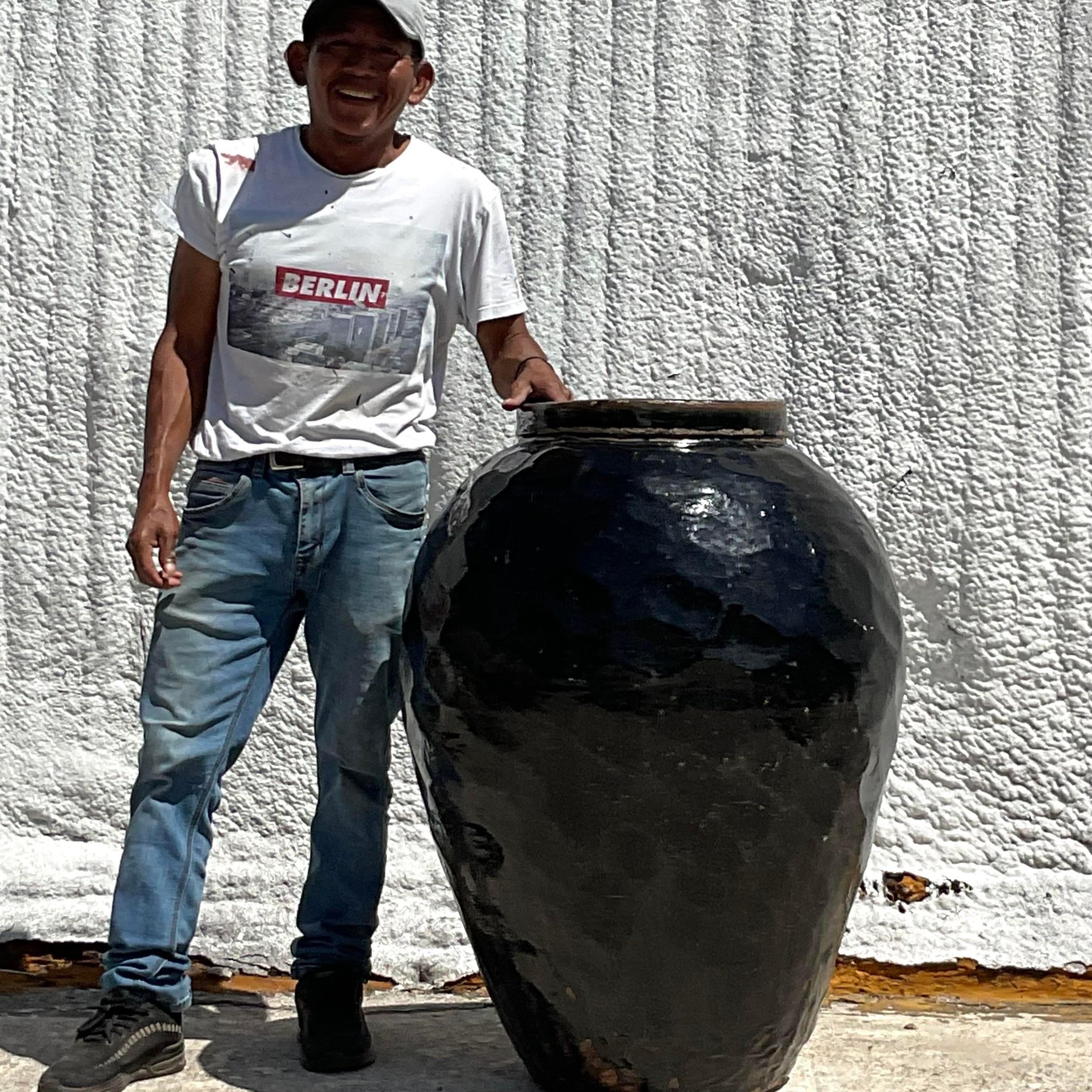 Urne monumentale bohème vintage en terre cuite émaillée Bon état - En vente à west palm beach, FL