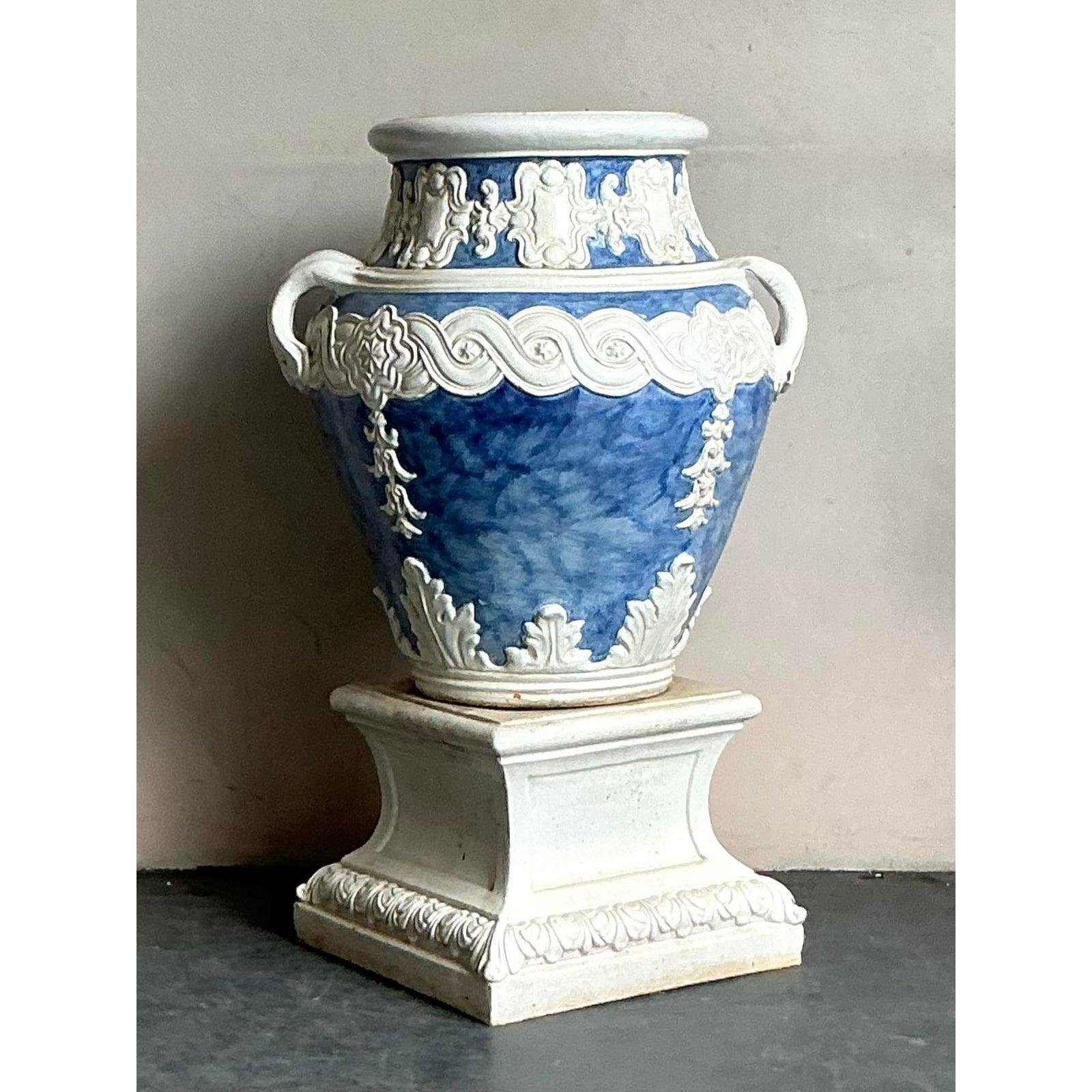 Americano Urna monumentale bohémienne in terracotta smaltata su piedistallo in vendita
