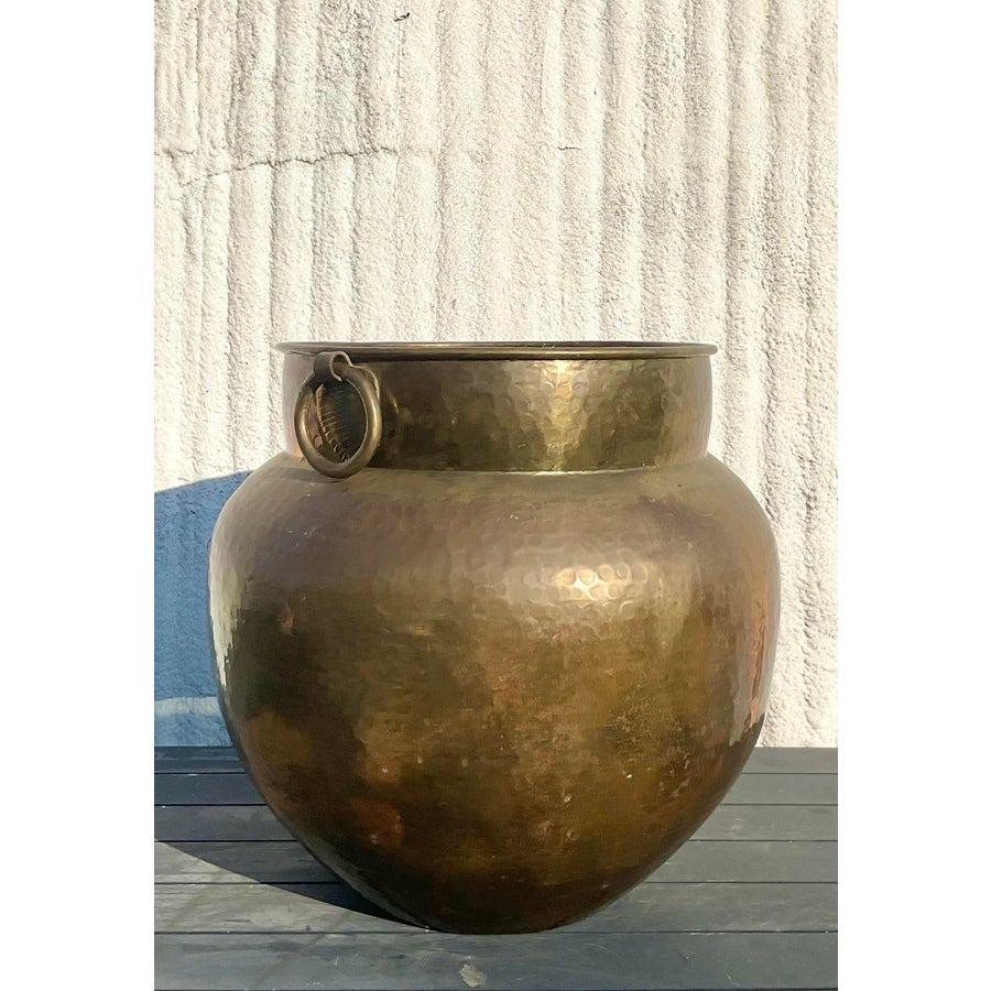 Urna monumentale Boho d'epoca in ottone martellato in vendita 4