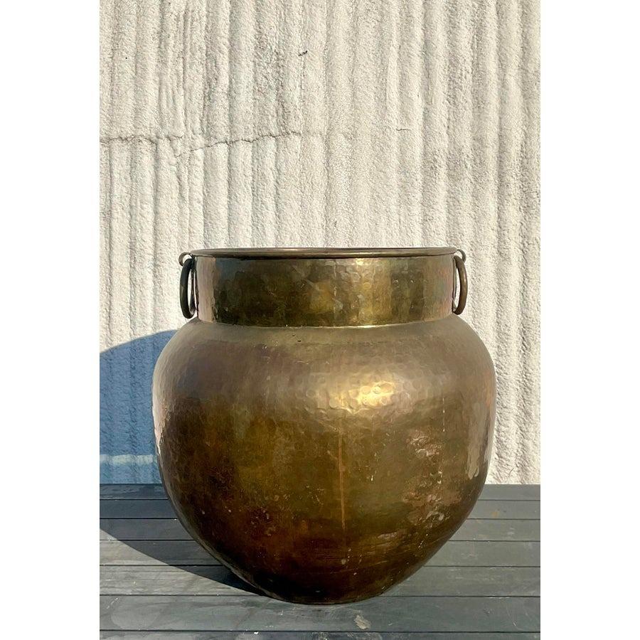 XX secolo Urna monumentale Boho d'epoca in ottone martellato in vendita