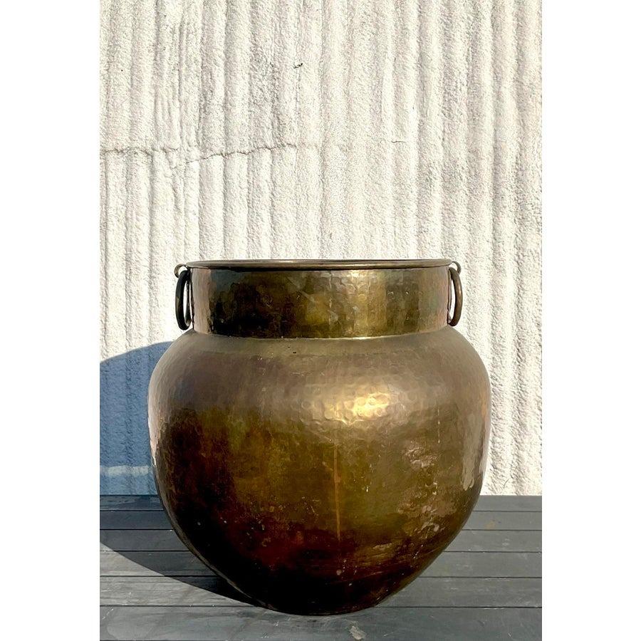 Ottone Urna monumentale Boho d'epoca in ottone martellato in vendita