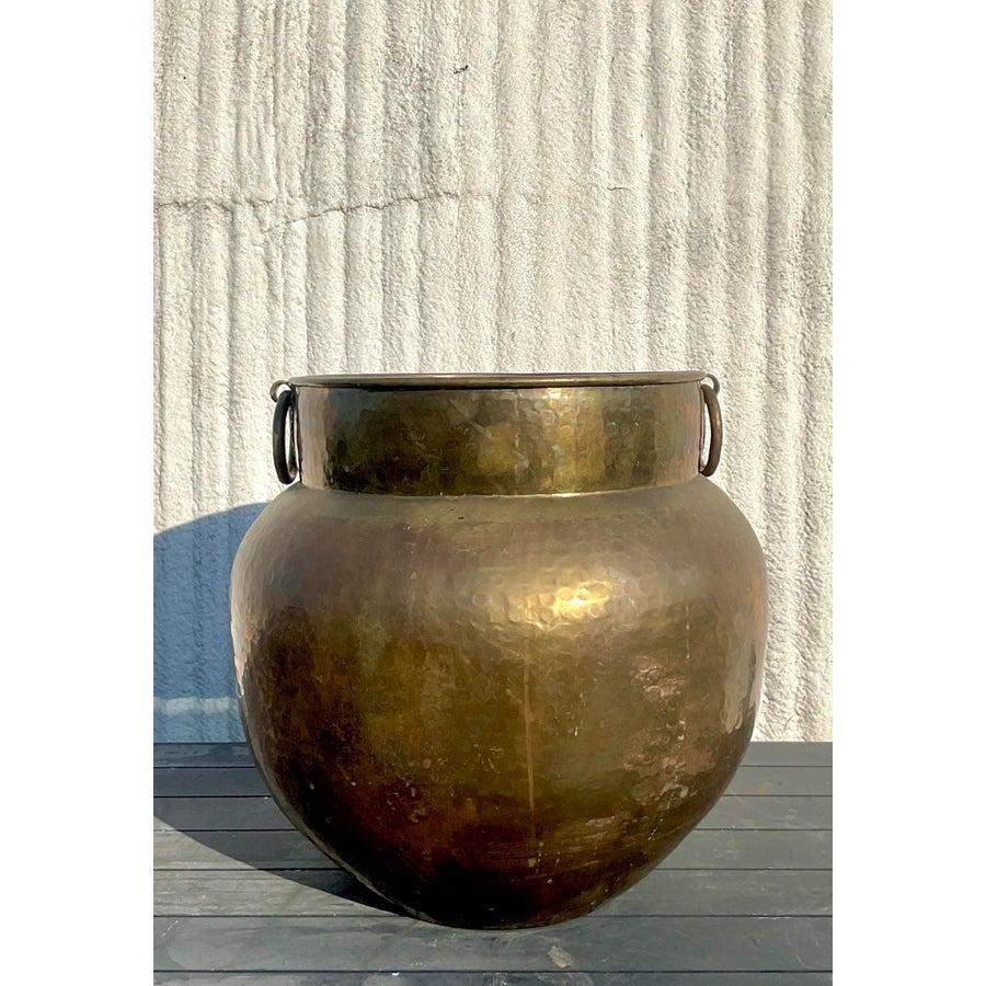 Urna monumentale Boho d'epoca in ottone martellato in vendita 2