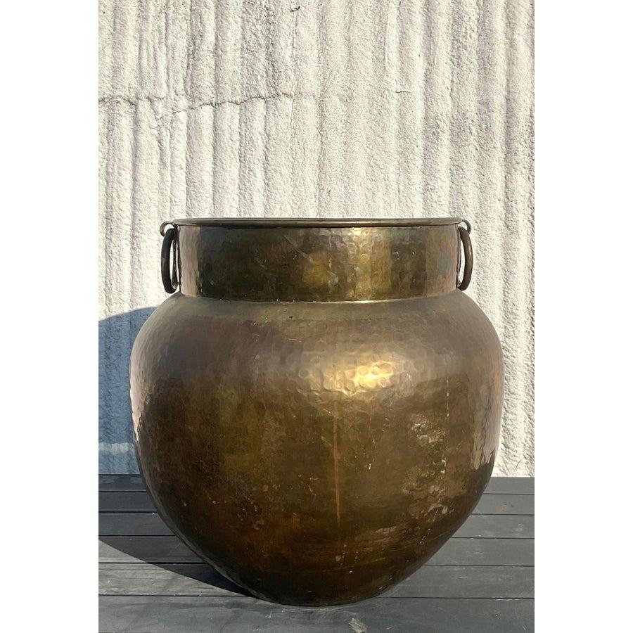 Urna monumentale Boho d'epoca in ottone martellato in vendita 3