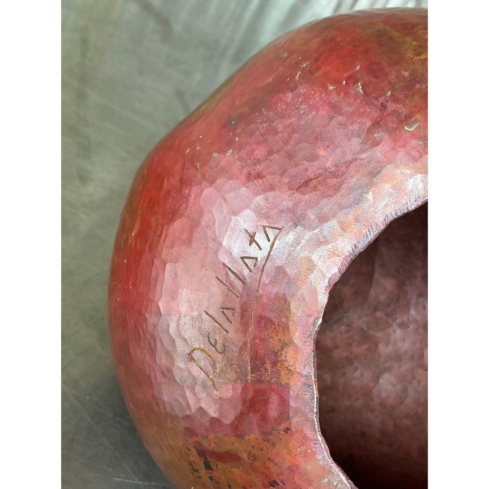 Aggiungi un tocco di calore artigianale e di bellezza scultorea al tuo spazio con questa impressionante pera vintage in rame martellato a mano. Le sue dimensioni importanti e la sua forma ben resa, completa di un delicato gambo e di un dettaglio di