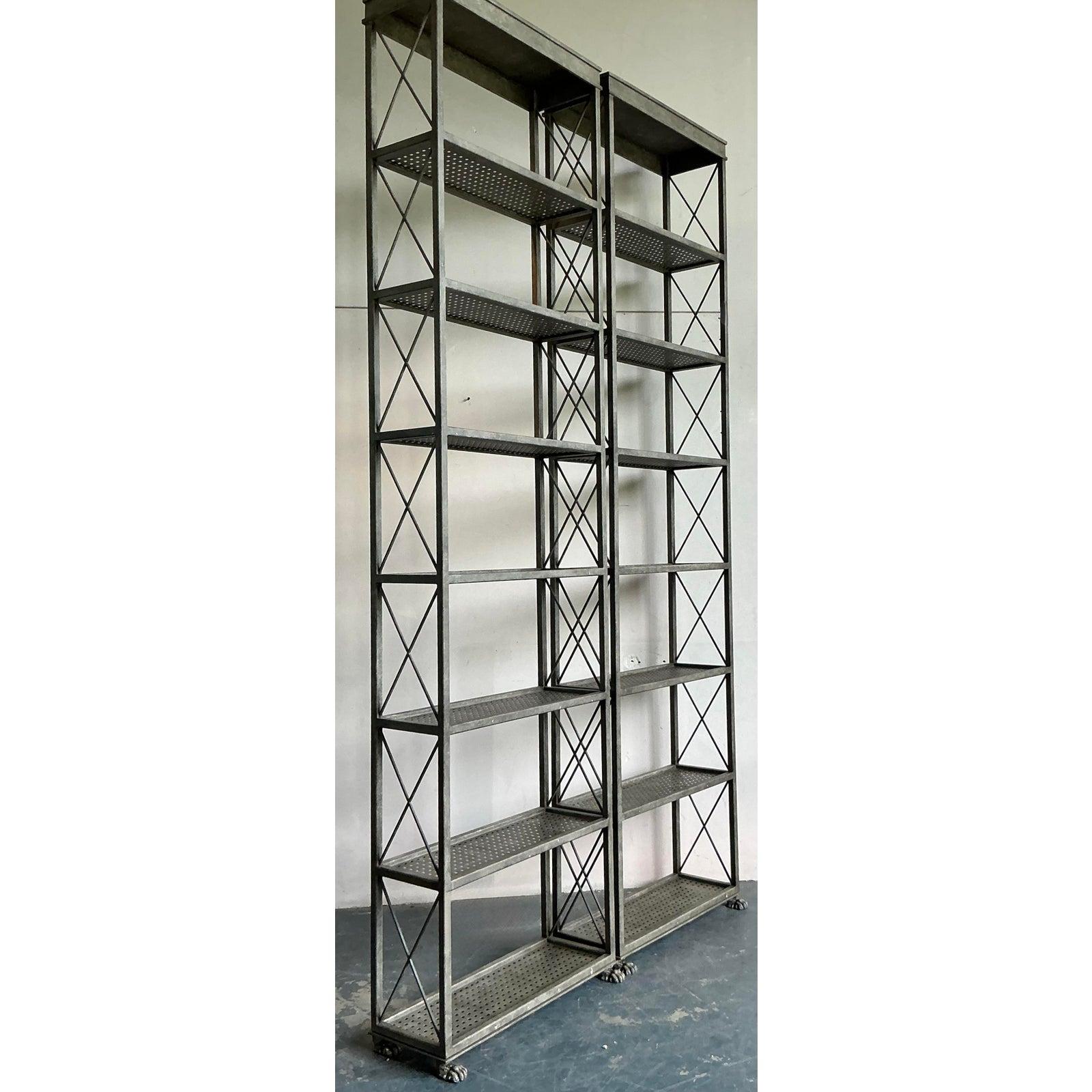 Ti presentiamo una coppia di etageres vintage davvero sorprendente che fonde magistralmente la scala monumentale con un'estetica industriale-bohémien distintiva. Realizzate in acciaio galvanizzato, queste imponenti unità sono caratterizzate da una