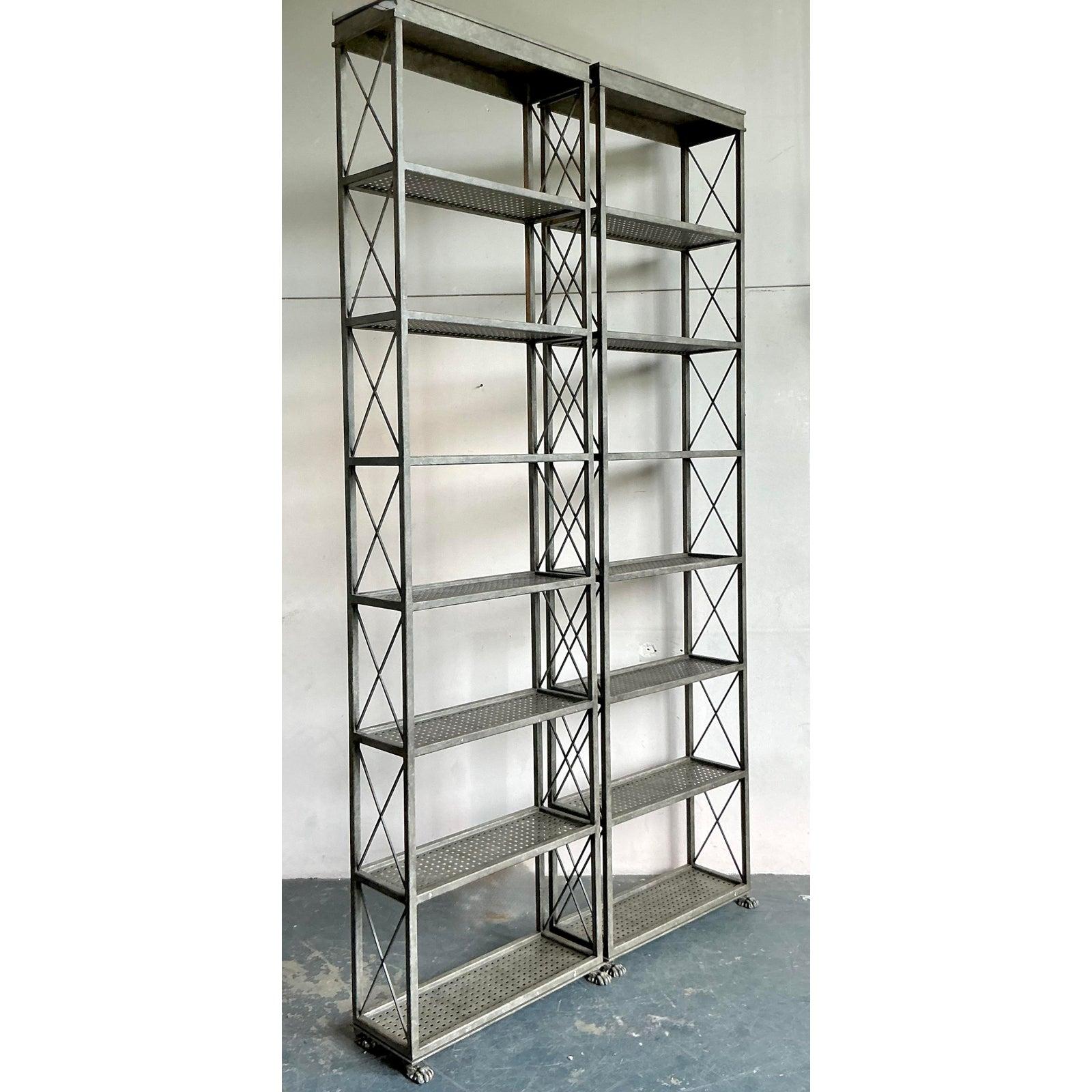 Industriale Etagere industriale monumentale vintage Boho - una coppia in vendita