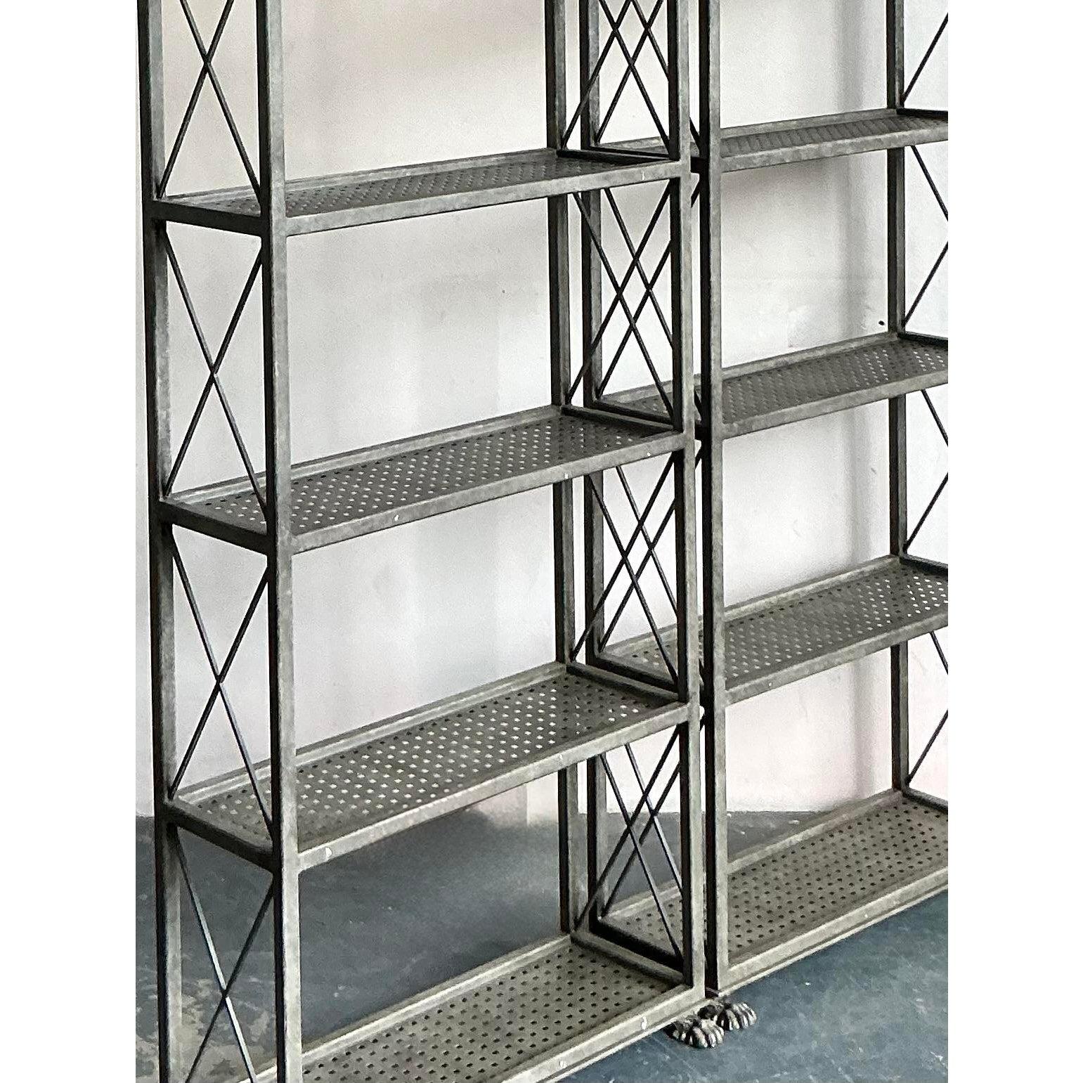 Americano Etagere industriale monumentale vintage Boho - una coppia in vendita