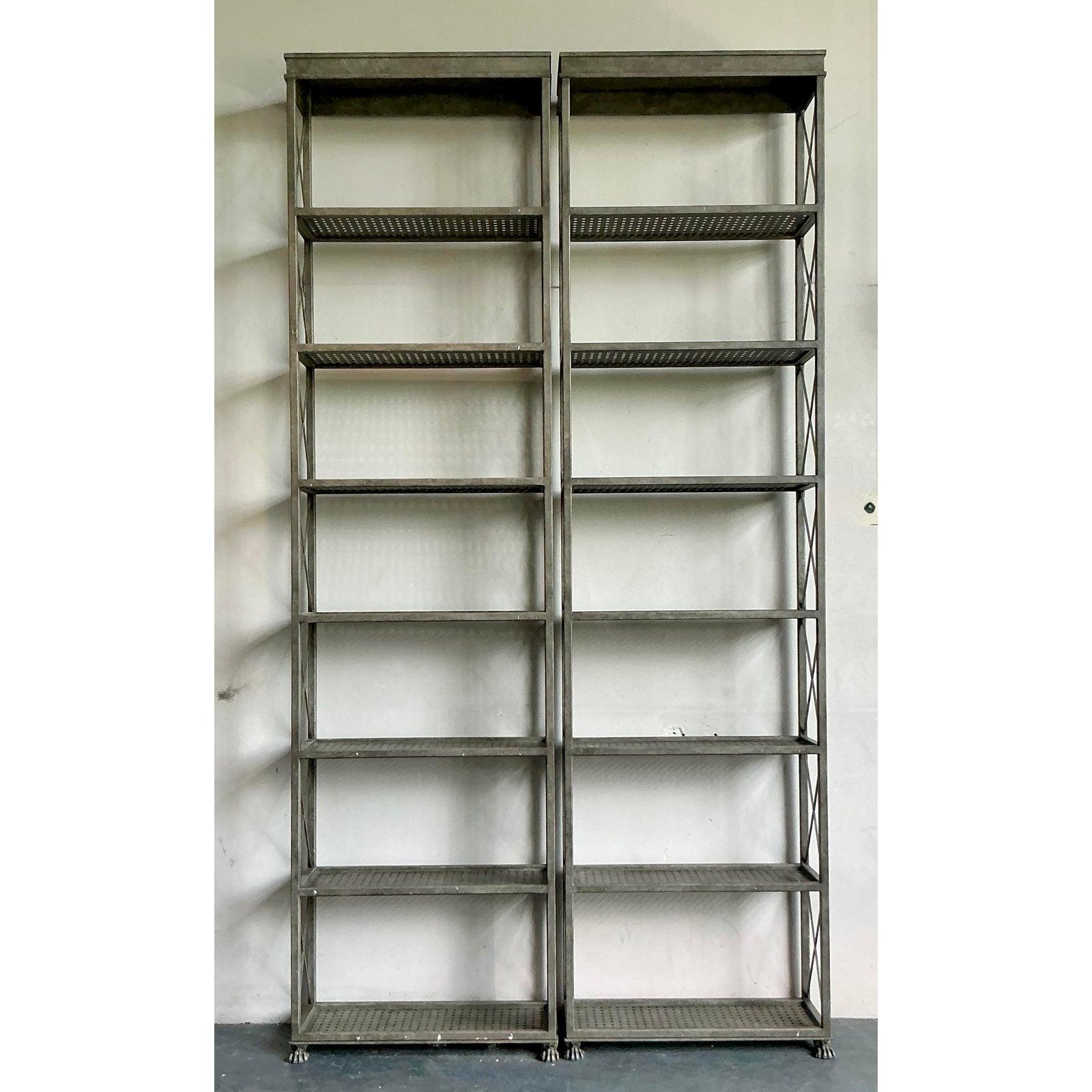 Etagere industriale monumentale vintage Boho - una coppia In condizioni buone in vendita a West Palm Beach, FL
