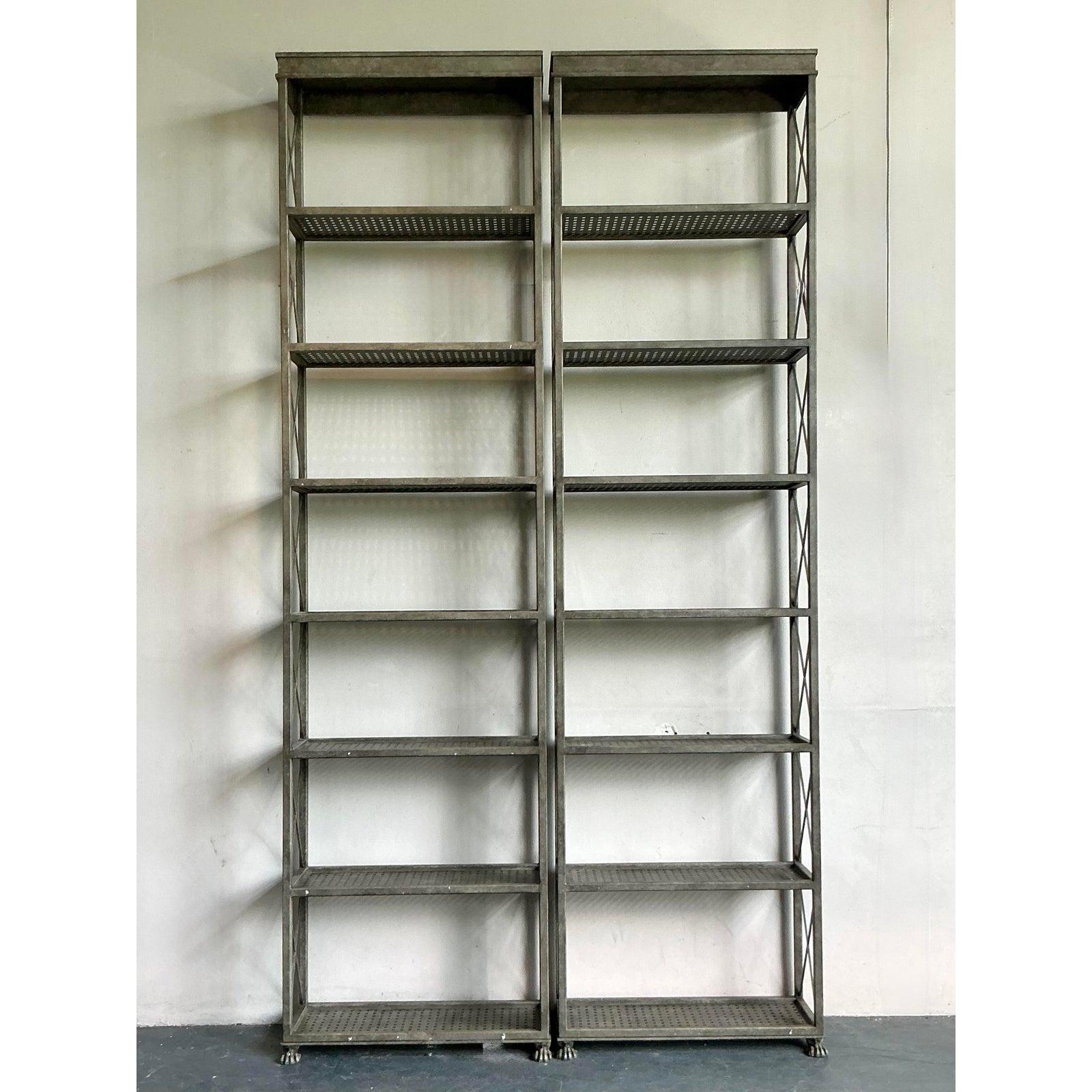 XX secolo Etagere industriale monumentale vintage Boho - una coppia in vendita