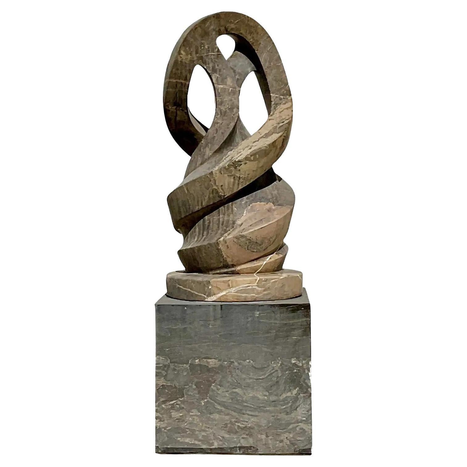 Abstrakte Vintage-Skulptur aus handgeschnitztem Marmor auf Marmorsockel, ineinander verschlungen, Boho