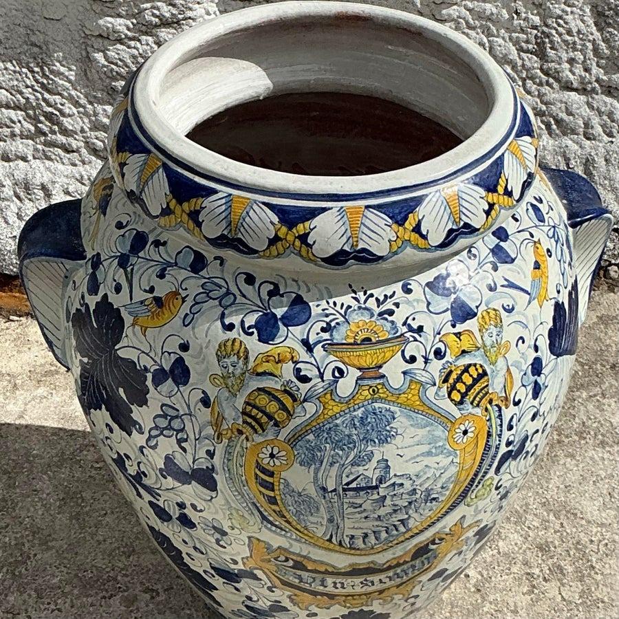 Faites une déclaration audacieuse dans votre espace avec cette exquise urne vintage Majolica Caffagiolo en terre cuite. Avec ses détails peints à la main dans des tons classiques de bleu et d'or, cette urne témoigne de l'art de l'artisanat italien.