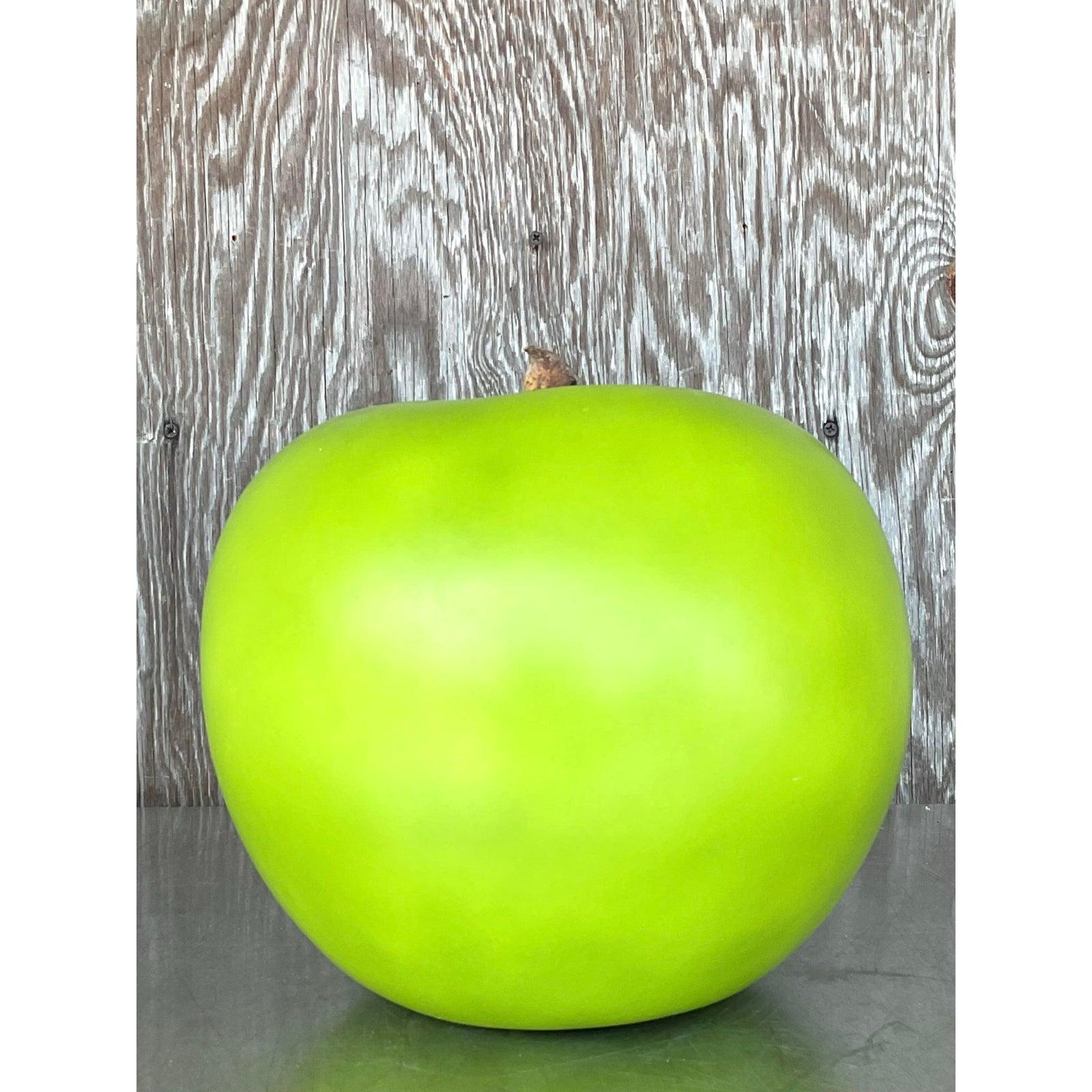 Fai una dichiarazione audace con questa stravagante mela vintage in ceramica, rifinita con uno smalto verde opaco che attira immediatamente l'attenzione. Scultoreo e divertente, ma allo stesso tempo sorprendentemente minimalista, questo pezzo