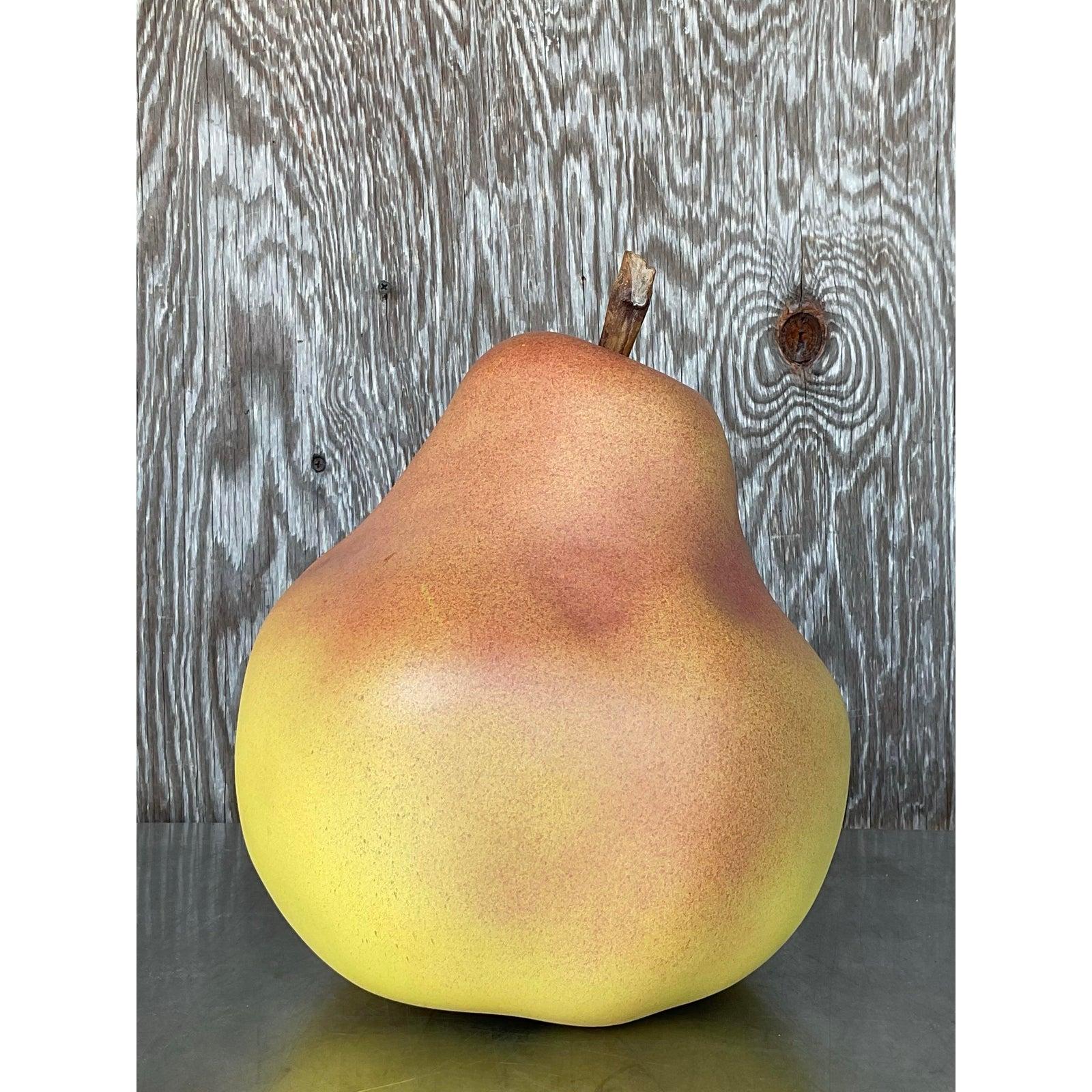 Eleva il tuo arredamento con un tocco giocoso di scala e forma grazie a questa monumentale pera in ceramica vintage. Rifinito con un morbido smalto opaco che passa dal giallo oro a un caldo blush, questo pezzo scultoreo oversize incarna la bellezza