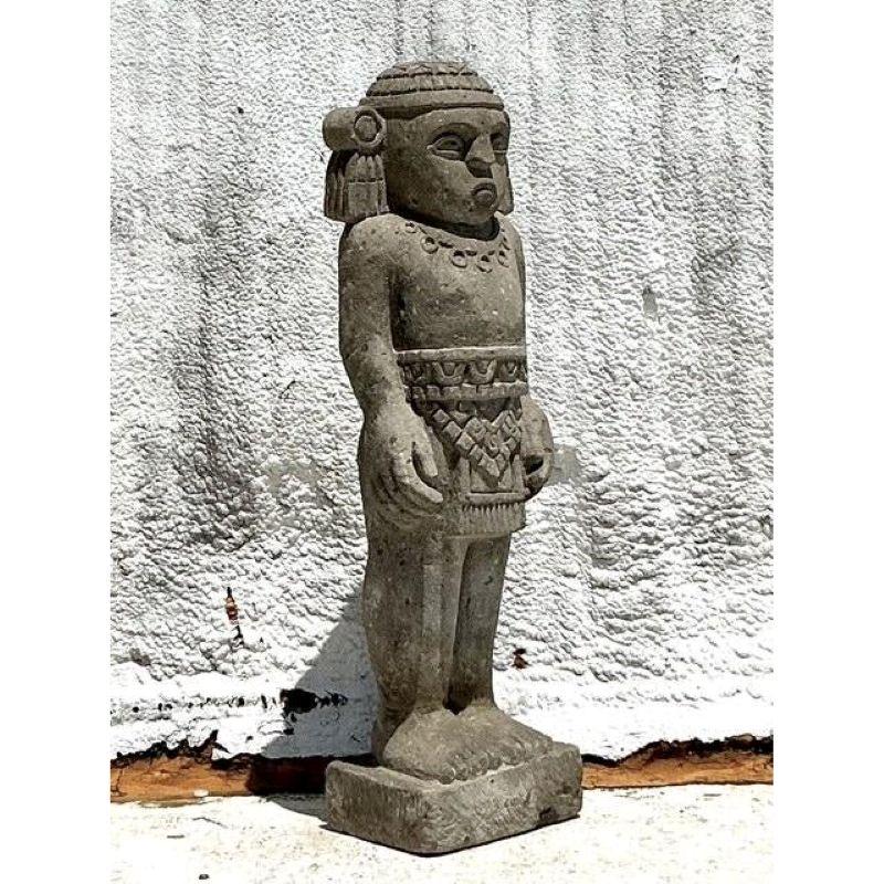 Vintage Boho Monumentale Maya Scolpito Scultura di Uomo in Pietra In condizioni buone in vendita a west palm beach, FL