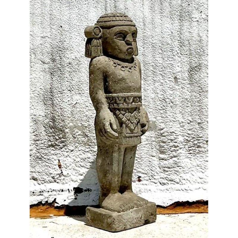 XX secolo Vintage Boho Monumentale Maya Scolpito Scultura di Uomo in Pietra in vendita