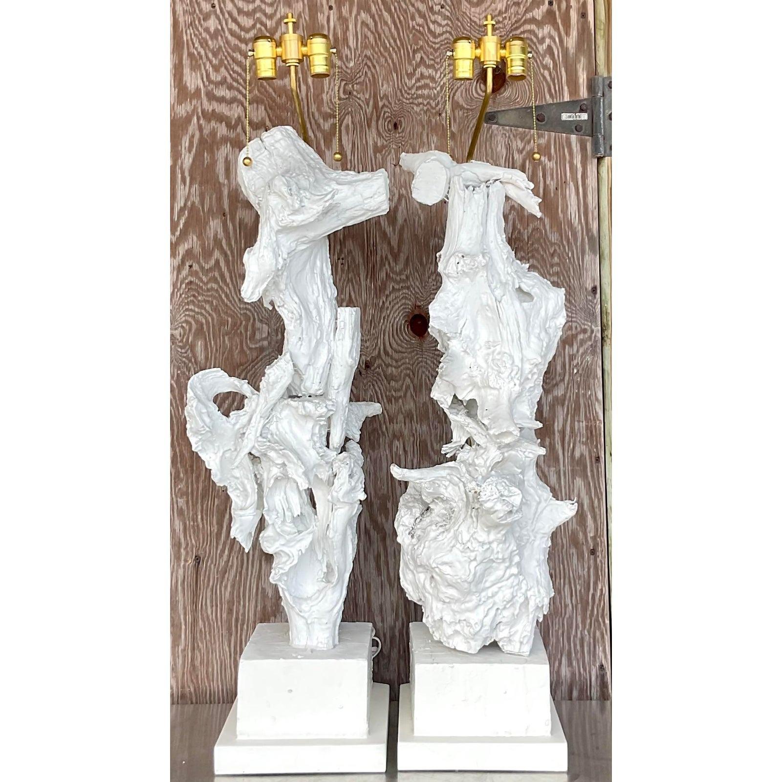20ième siècle Paire de lampes de bureau vintage bohèmes monumentales en bois flotté peint en vente