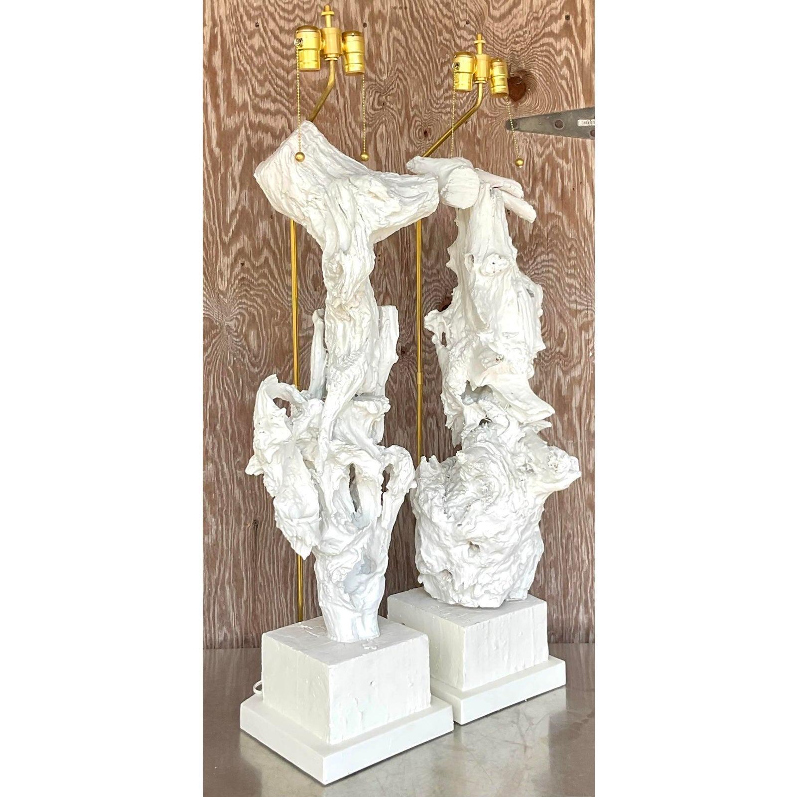 Legno di mare Lampade da tavolo vintage Boho monumentali dipinte con legni di deriva - una coppia in vendita