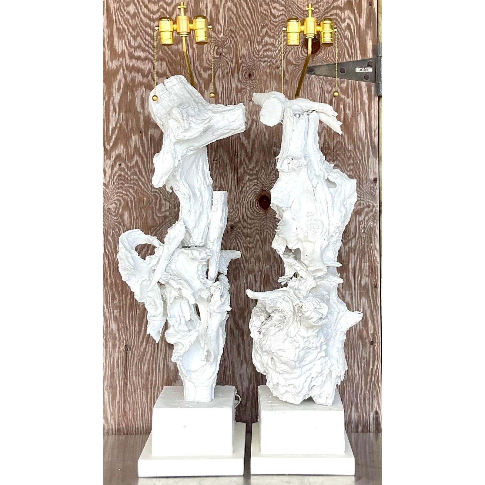 Paire de lampes de bureau vintage bohèmes monumentales en bois flotté peint en vente 1