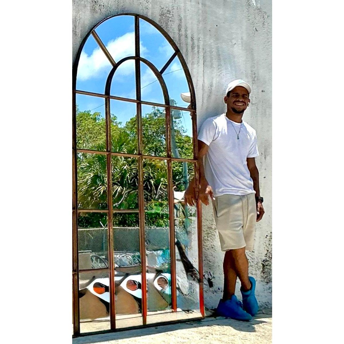 Te presentamos un magnífico Espejo de Arco Monumental Boho Vintage Patinado, una pieza impactante diseñada para cautivar y ampliar cualquier espacio. Este impresionante espejo, con su pátina bellamente envejecida, evoca el encanto de una ventana