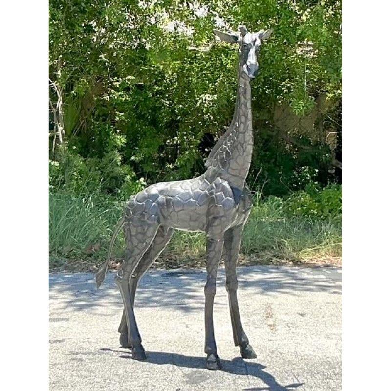 Cattura lo spirito maestoso della savana con questa monumentale scultura di giraffa vintage. Realizzato con maestria in bronzo, questo splendido pezzo presenta una caratteristica finitura in stile patchwork, che conferisce alla sua superficie un