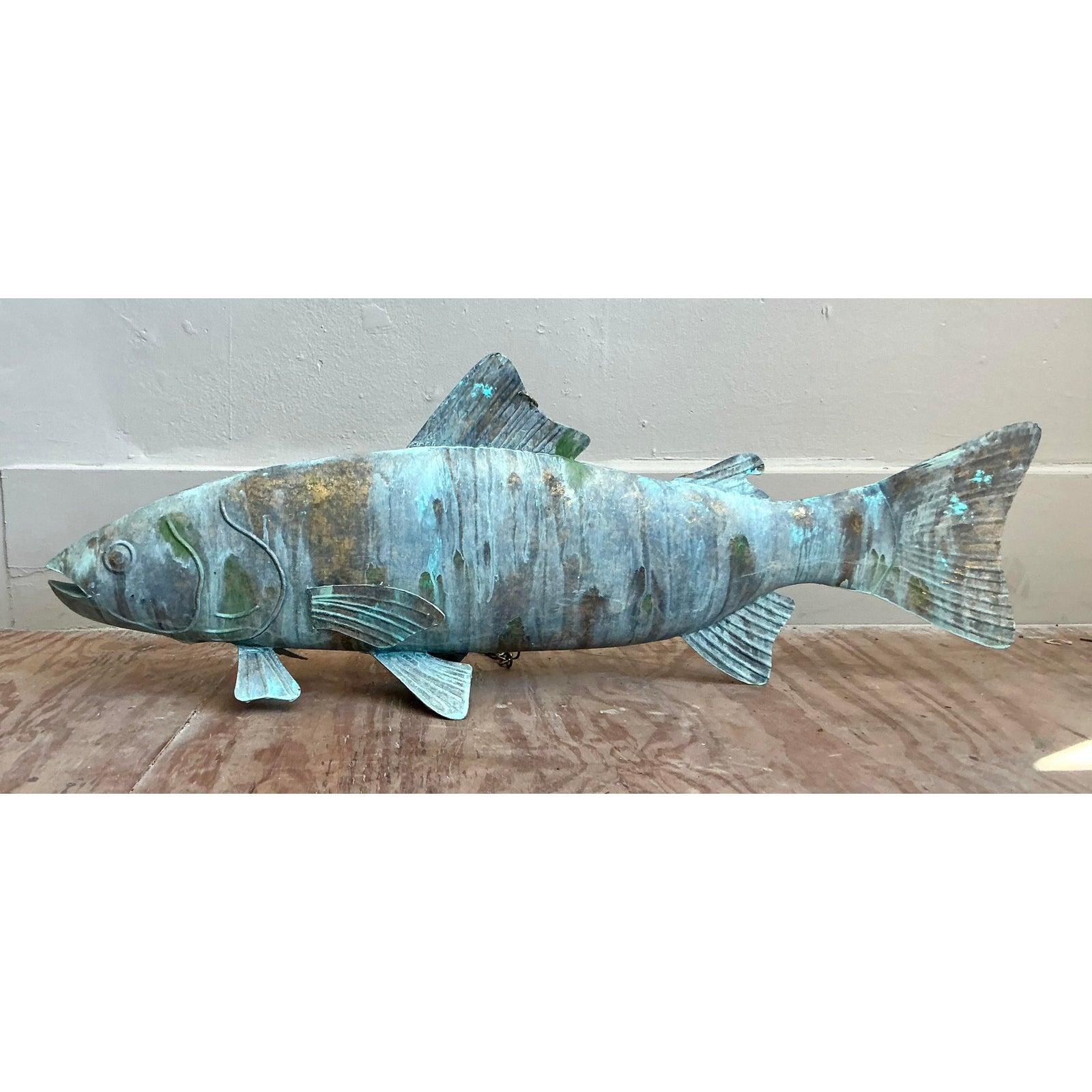 Un magnifico pezzo di arte popolare costiera, questa monumentale scultura di pesce appeso è meticolosamente formata a mano in rame o ottone e vanta una splendida finitura verdastra profondamente patinata. Scorci dell'originale metallo caldo fanno