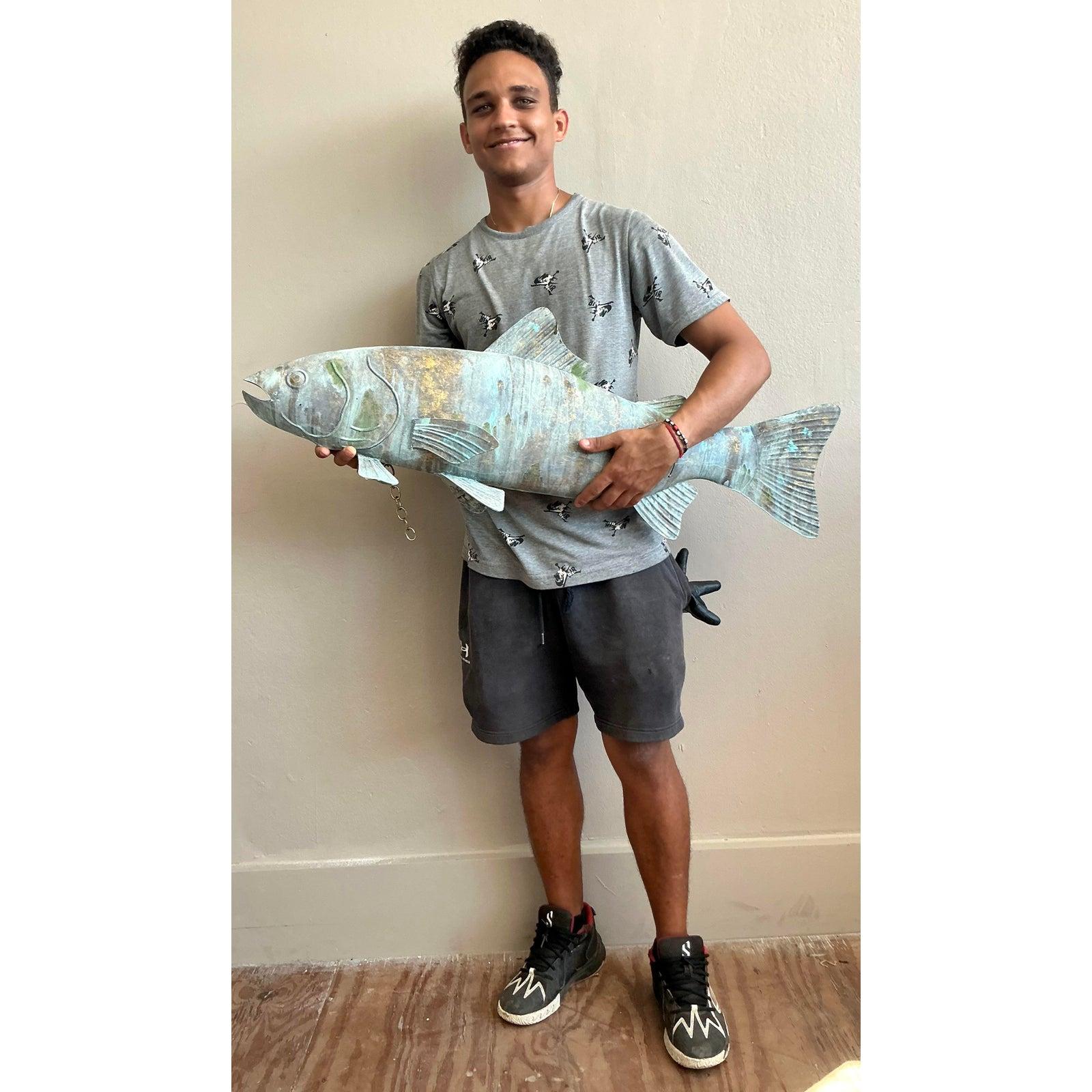 Arte popolare Pesce d'ottone appeso monumentale vintage in stile bohémien patinato in vendita