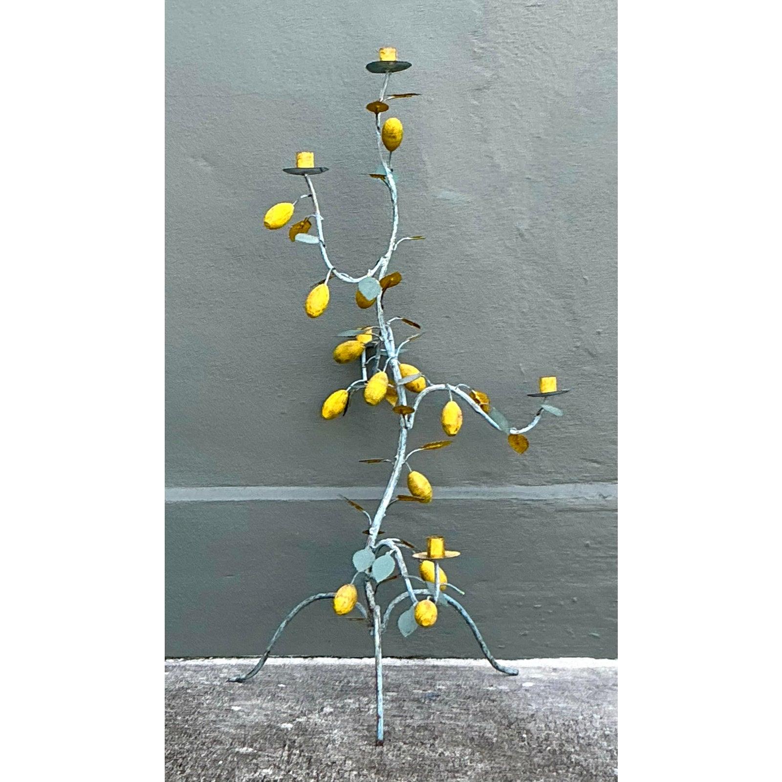 Questo spettacolare candelabro vintage da terra ha la forma di un albero di limoni stilizzato, realizzato in toleware di alta qualità, una lamiera dipinta e laccata preferita per le arti decorative. Riflettendo la tradizione artigianale italiana e