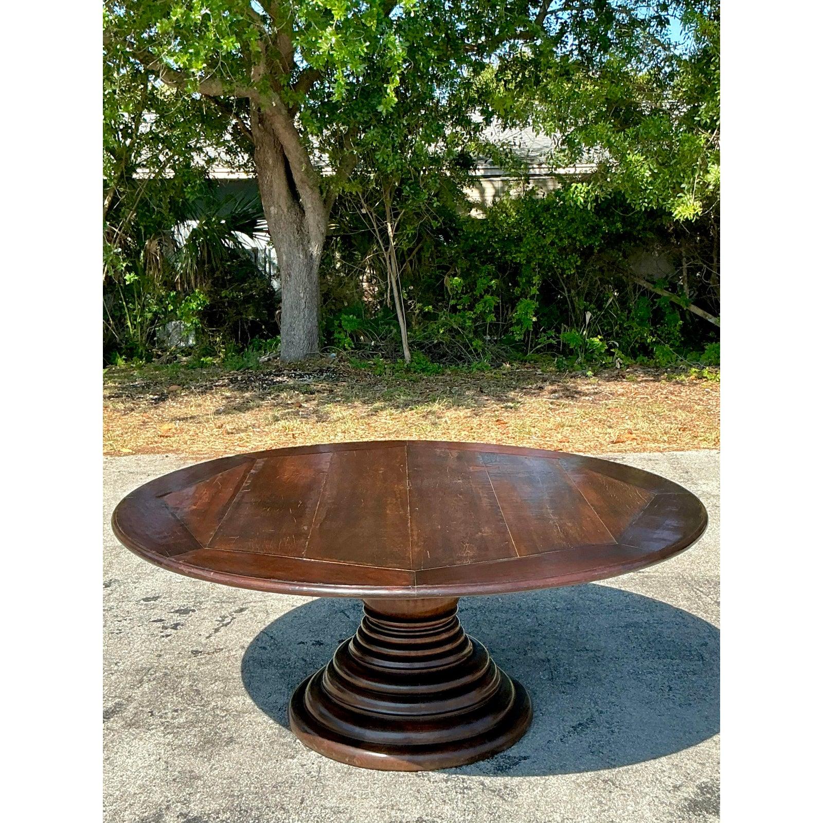 Cette table de salle à manger monumentale en bois massif vintage attire l'attention et sert de point d'ancrage à votre espace repas. Une véritable pièce d'apparat qui allie âme bohème et savoir-faire intemporel. Construit de manière experte avec une