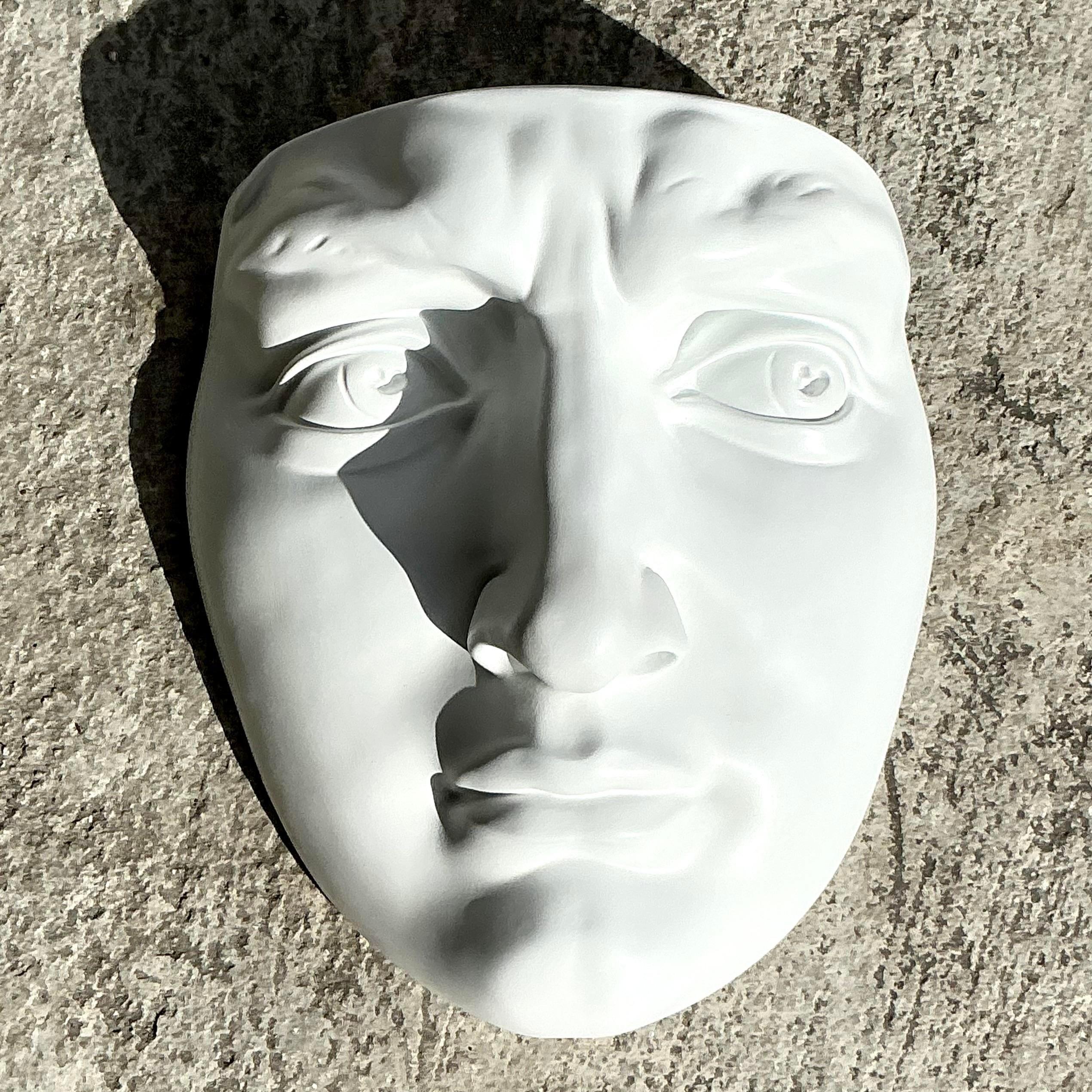 Questo sorprendente rilievo in gesso d'epoca presenta un volto intricato e scolpito con tratti drammatici e dettagliati. Le sue dimensioni monumentali lo rendono un pezzo imponente, perfetto per aggiungere profondità e un tocco artistico a qualsiasi