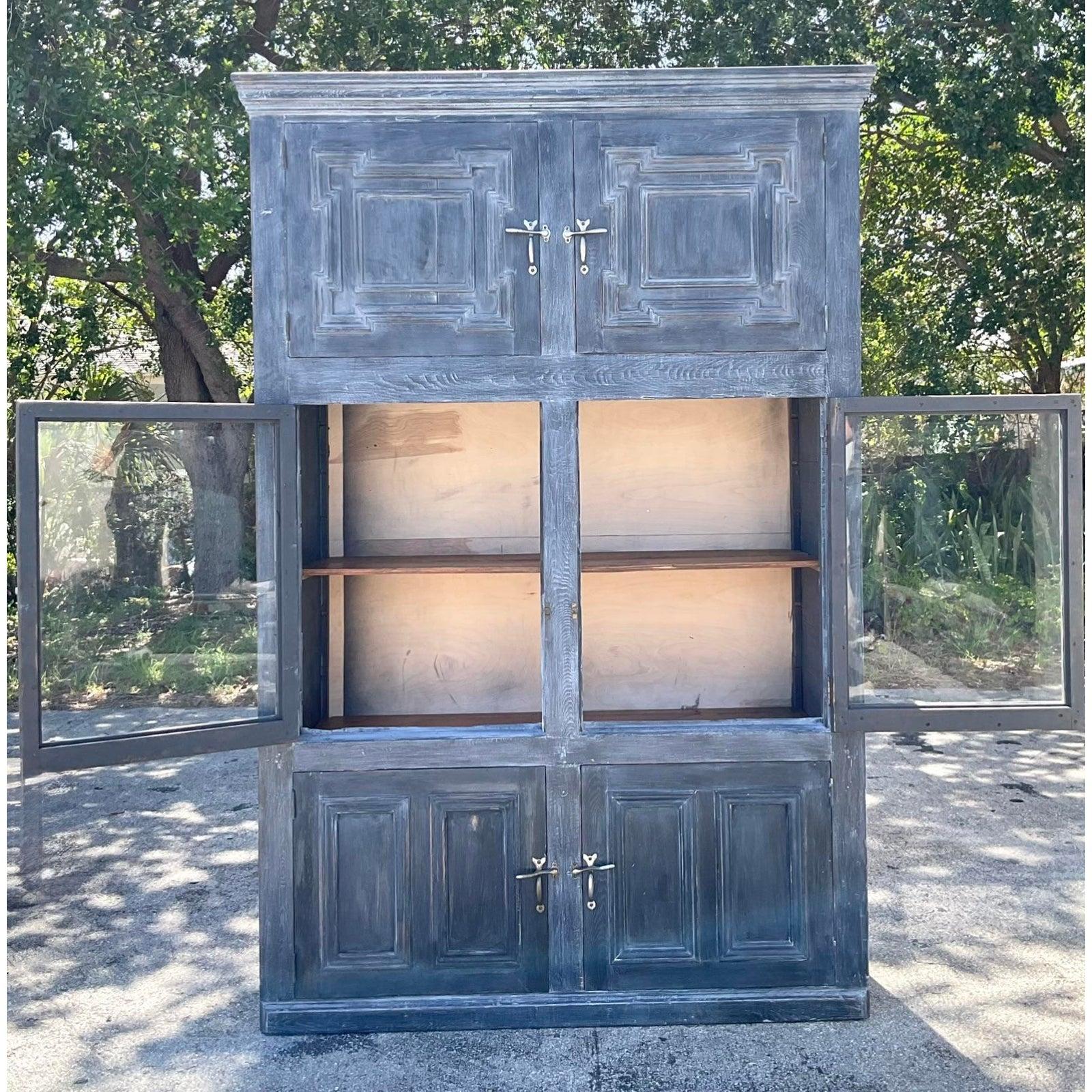 Armadio di stoccaggio primitivo monumentale bohémien d'epoca In condizioni buone in vendita a west palm beach, FL