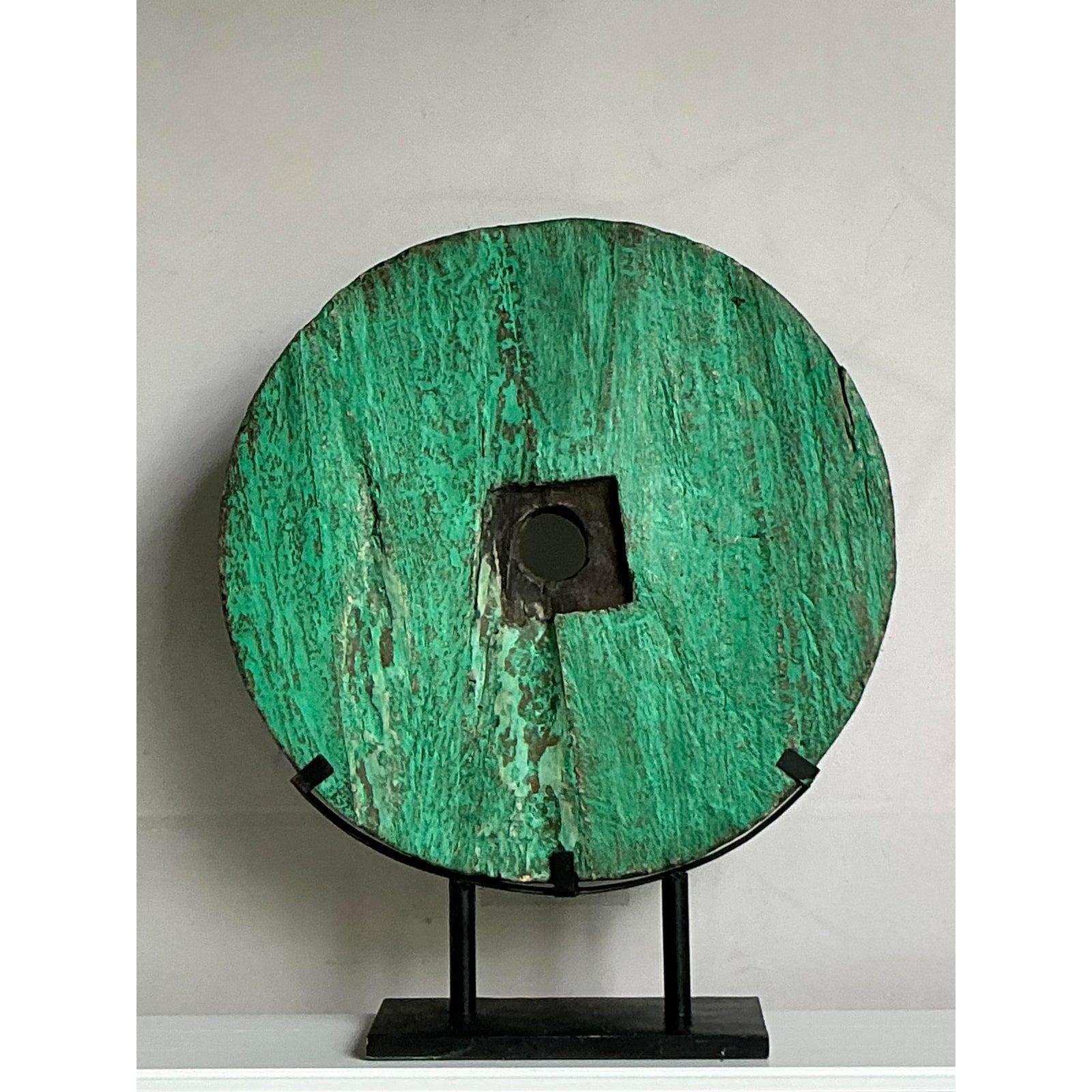 Ti presentiamo un disco in legno recuperato vintage davvero monumentale e accattivante, un pezzo straordinario che incarna la bellezza grezza dell'estetica Boho e rustica. Questa impressionante opera d'arte circolare, probabilmente un'antica macina