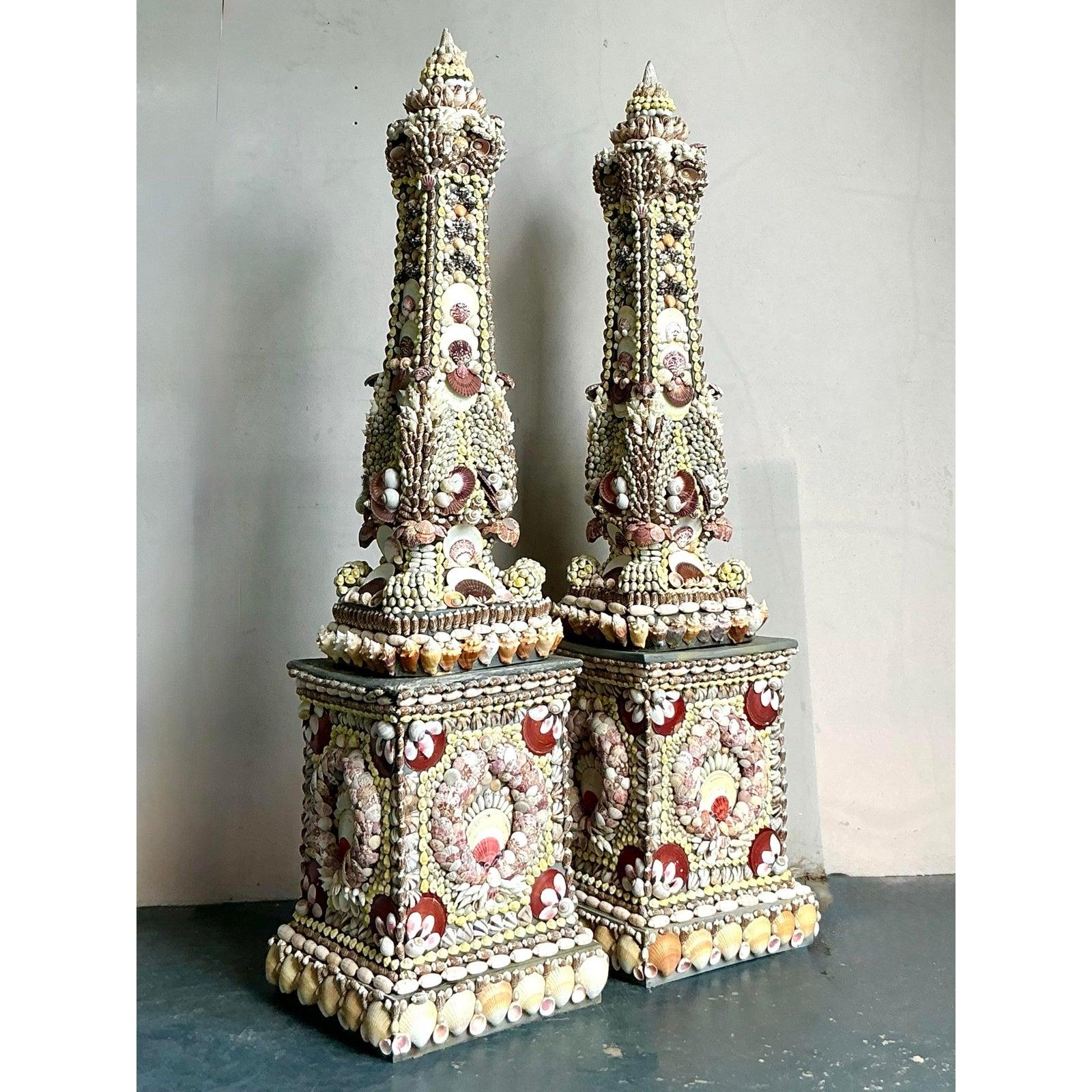 Américain Obélisques monumentaux vintage Boho incrustés de coquillages - une paire en vente