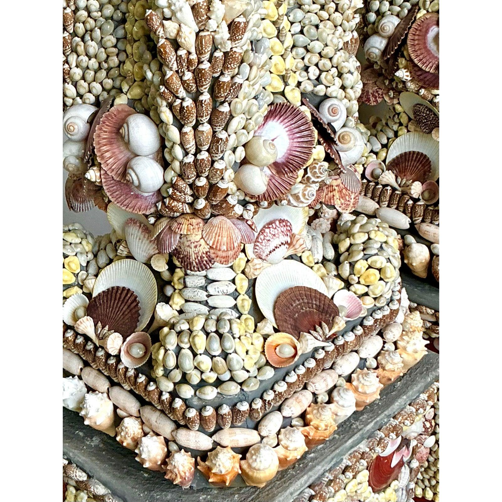 Obélisques monumentaux vintage Boho incrustés de coquillages - une paire Bon état - En vente à West Palm Beach, FL