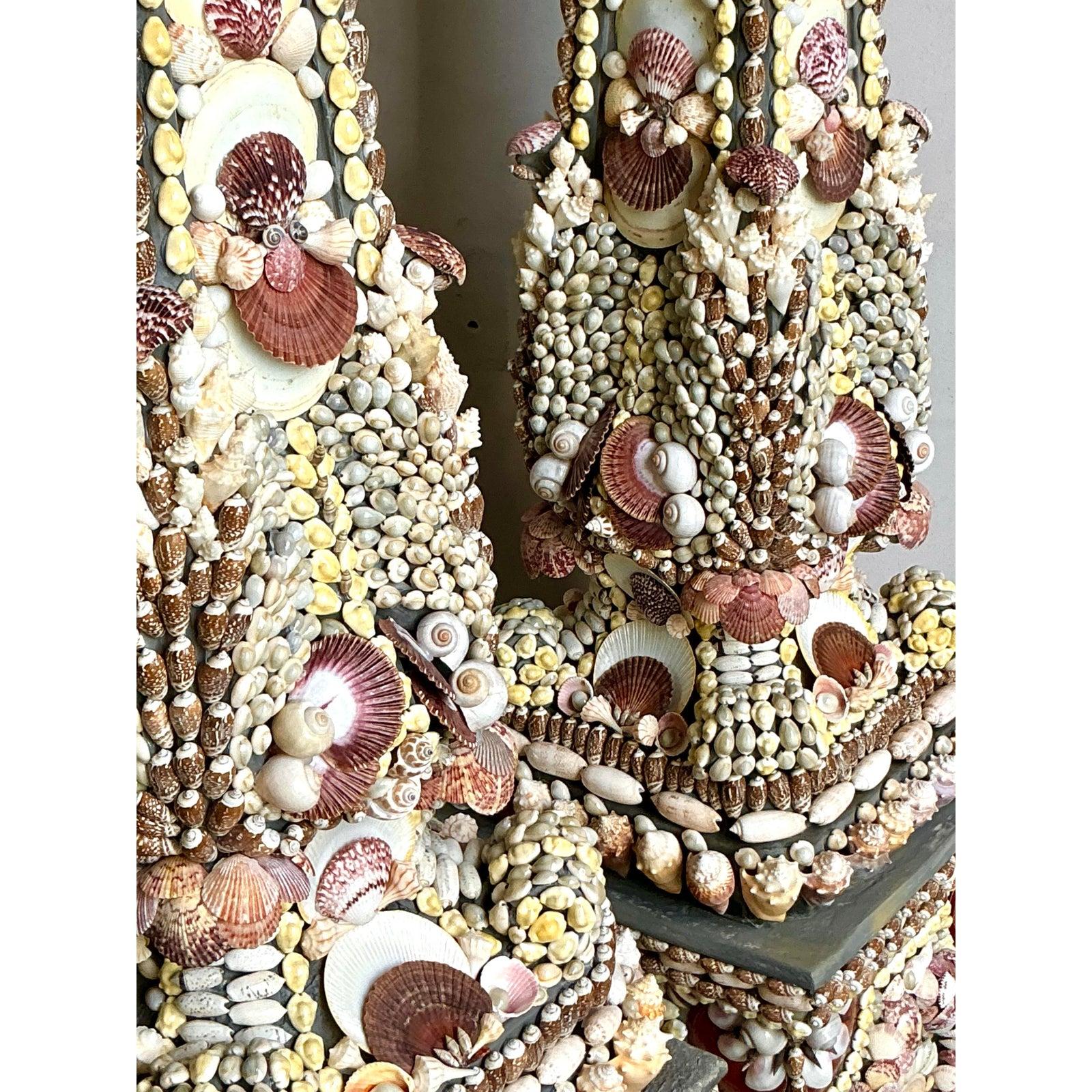 XXIe siècle et contemporain Obélisques monumentaux vintage Boho incrustés de coquillages - une paire en vente