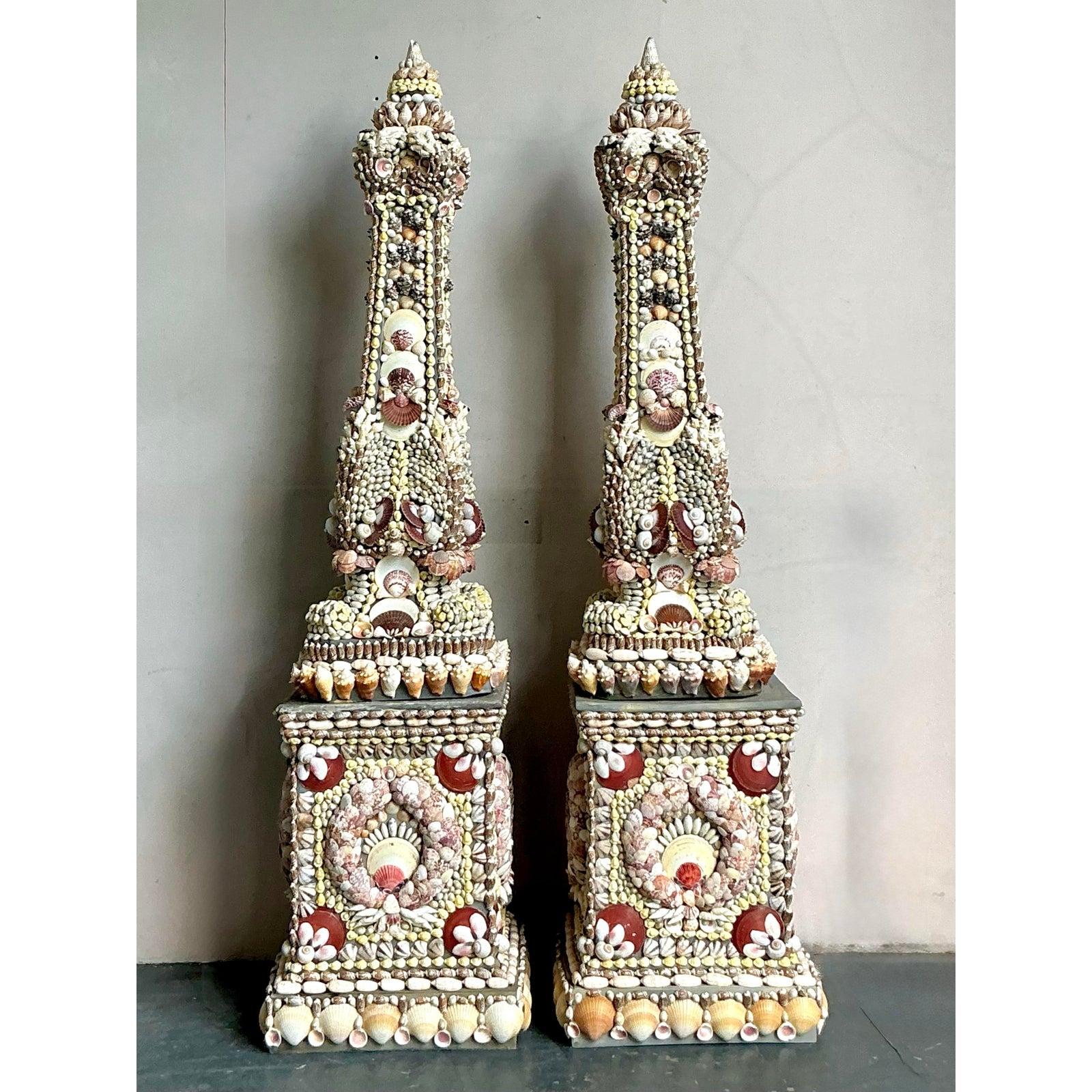 Coquillage Obélisques monumentaux vintage Boho incrustés de coquillages - une paire en vente