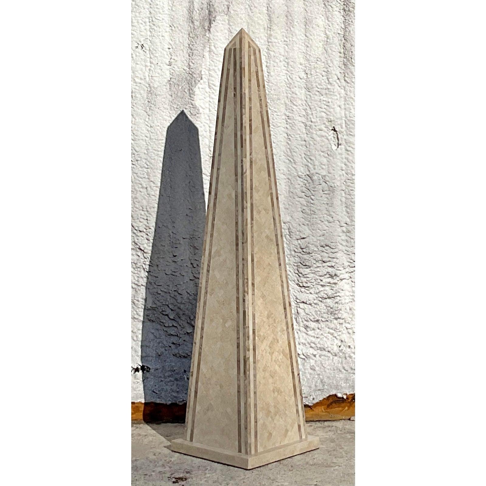 Trasforma il tuo spazio con questo Obelisco monumentale in pietra tessellata Vintage Boho, un pezzo sorprendente che fonde l'ispirazione architettonica antica con il fascino bohémien moderno. Realizzata in pietra squisitamente tessellata, questa