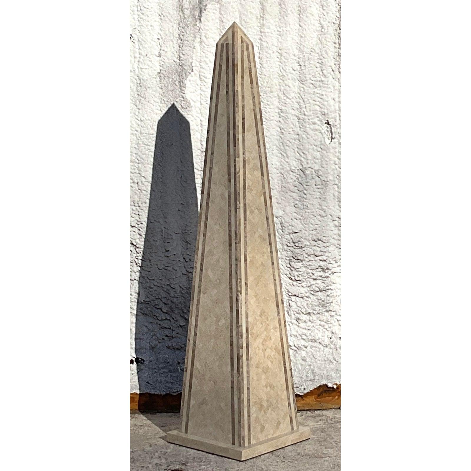 Americano Obelisco monumentale in pietra tessellata vintage di Boho in vendita