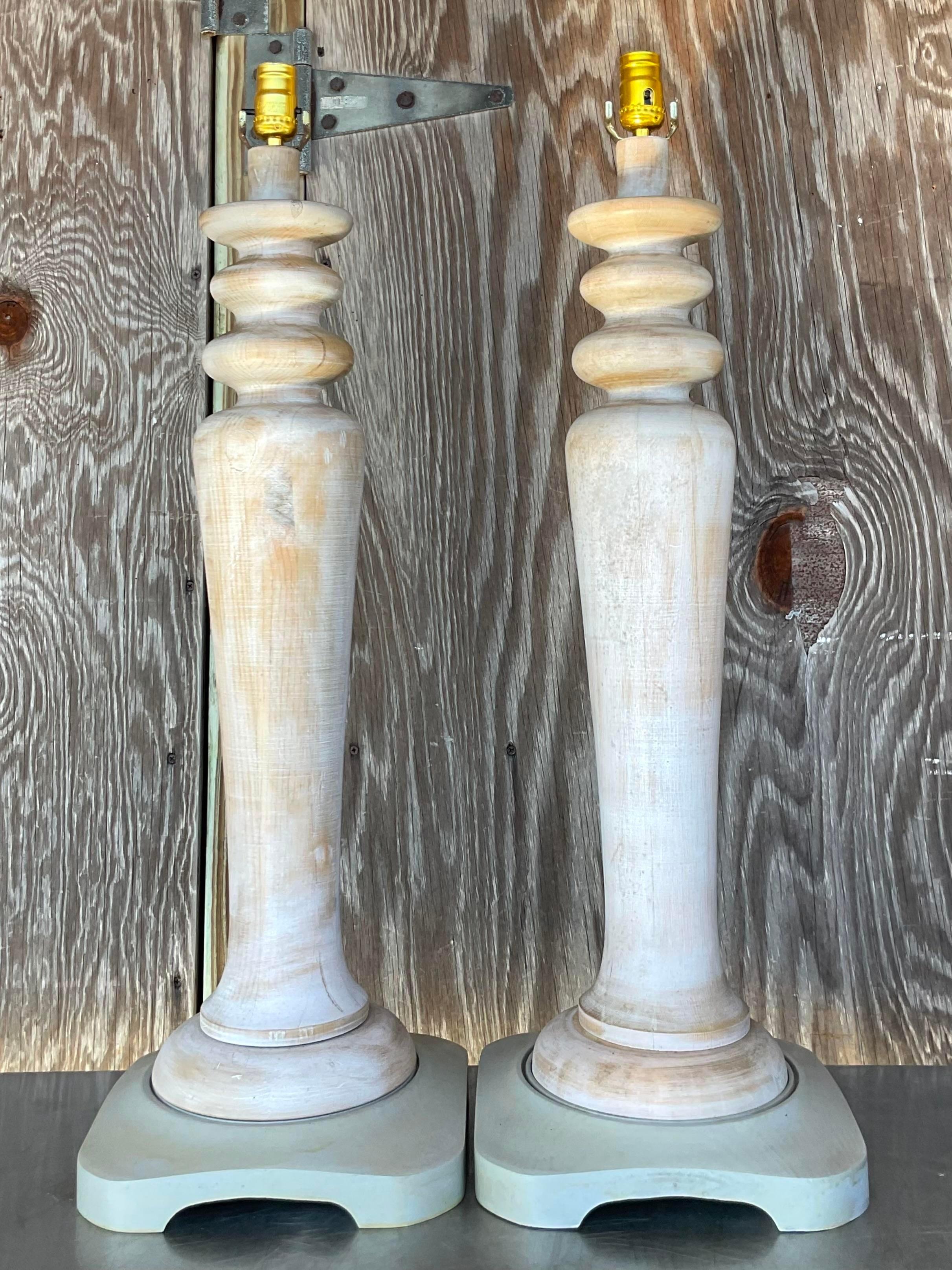 Ein fabelhaftes Paar Vintage Boho Tischlampen. Eine schicke Lampe aus tonal gewaschenem Holz in einer postmodernen Form. Zeitgenössisches Mühlenwerk Detail. Erworben aus einem Nachlass in Palm Beach.