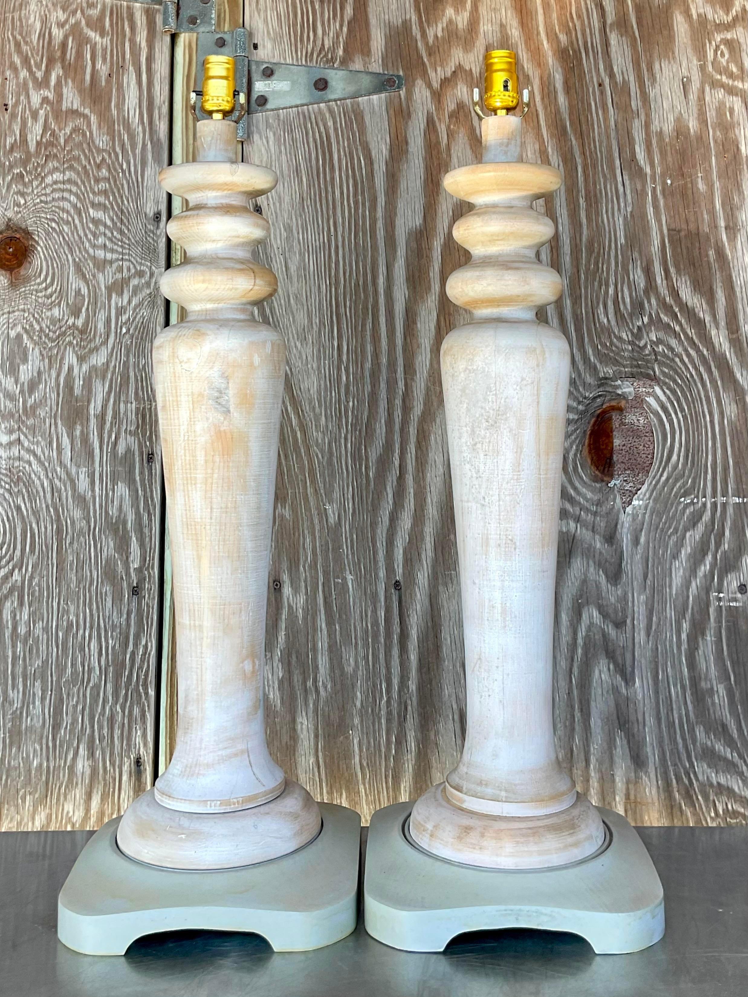Monumentale Boho-Lampen aus gewaschenem Holz im Vintage-Stil, Paar im Zustand „Gut“ im Angebot in west palm beach, FL