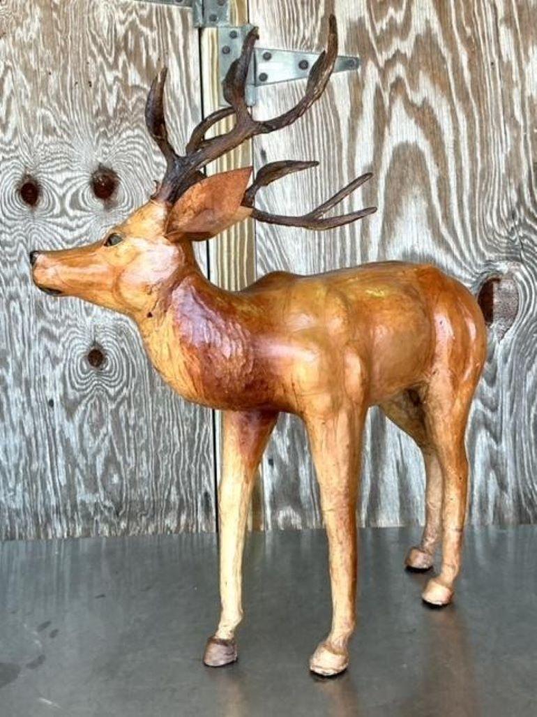 Haz una declaración audaz con esta monumental hebilla vintage boho de piel envuelta. Esta llamativa pieza presenta una forma realista envuelta en rica piel, que combina elementos naturales con artesanía artística. Perfecto para añadir un toque de